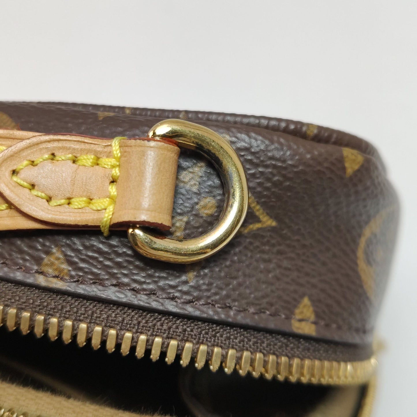Preloved GLM-Utility Crossbody Bag with Chip 250428781169782