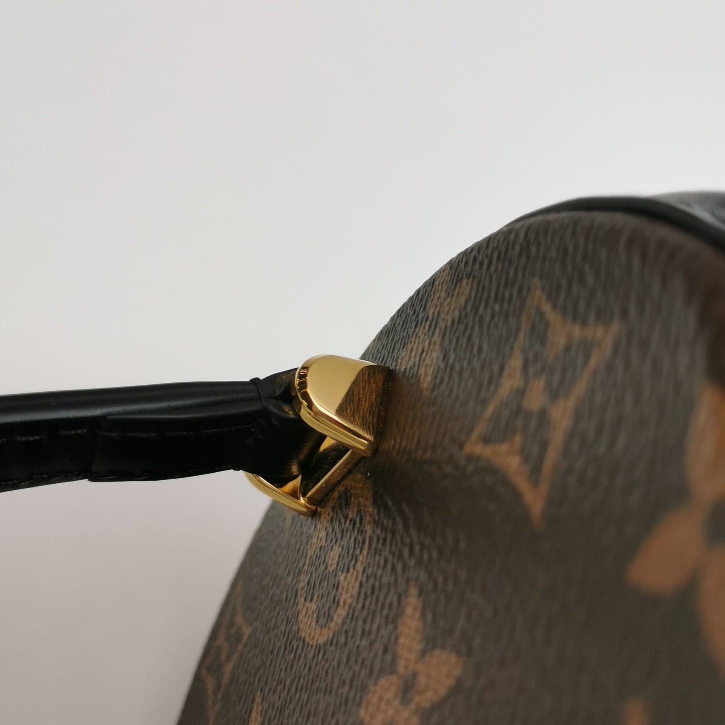 Preloved GLM-Cannes Bucket Small Reverse Monogram Crossbody Bag with Chip 250418781154058