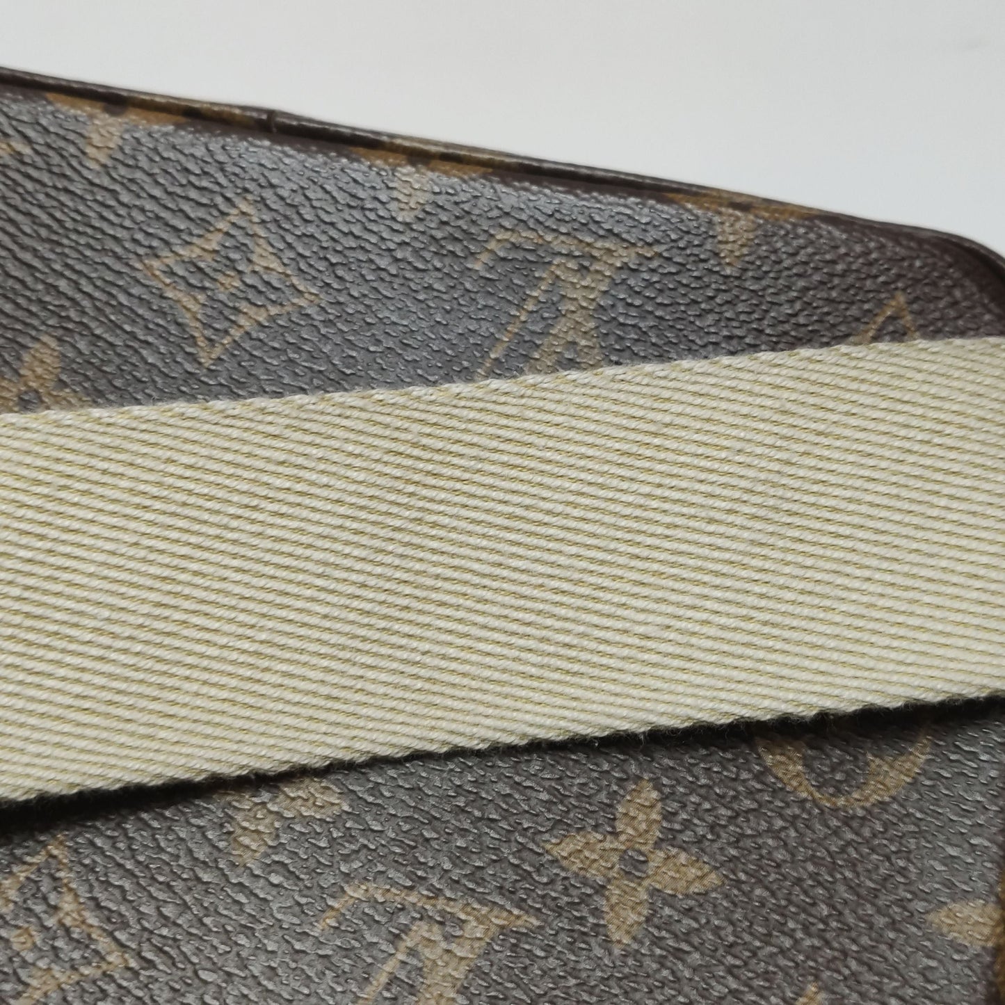 Preloved GLM-Utility Monogram Reporter Bag with Chip 250410781142967