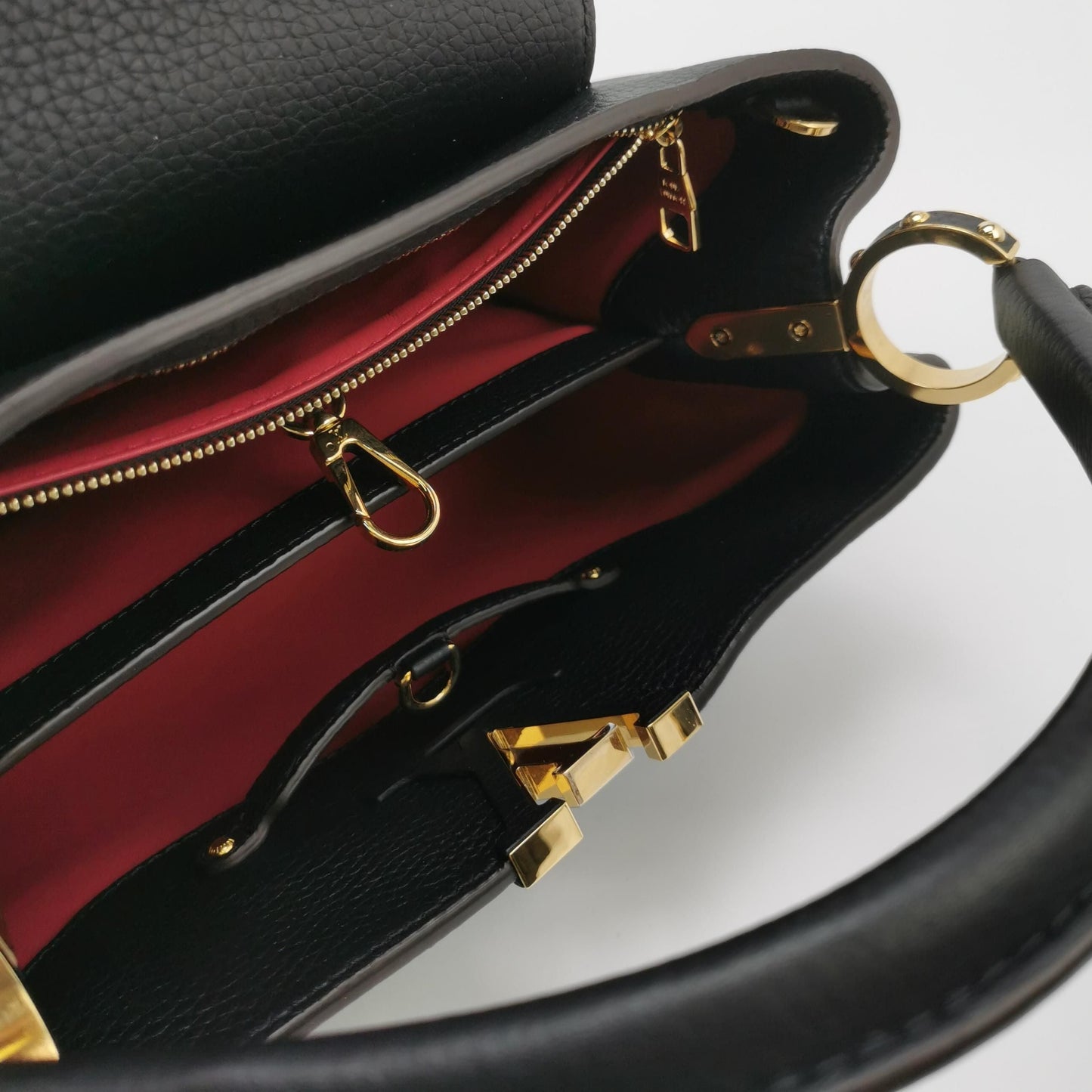 Preloved GLM-Capucines Medium Leather Solid Metal LV Buckle Crossbody Bag with Chip 250316781108014