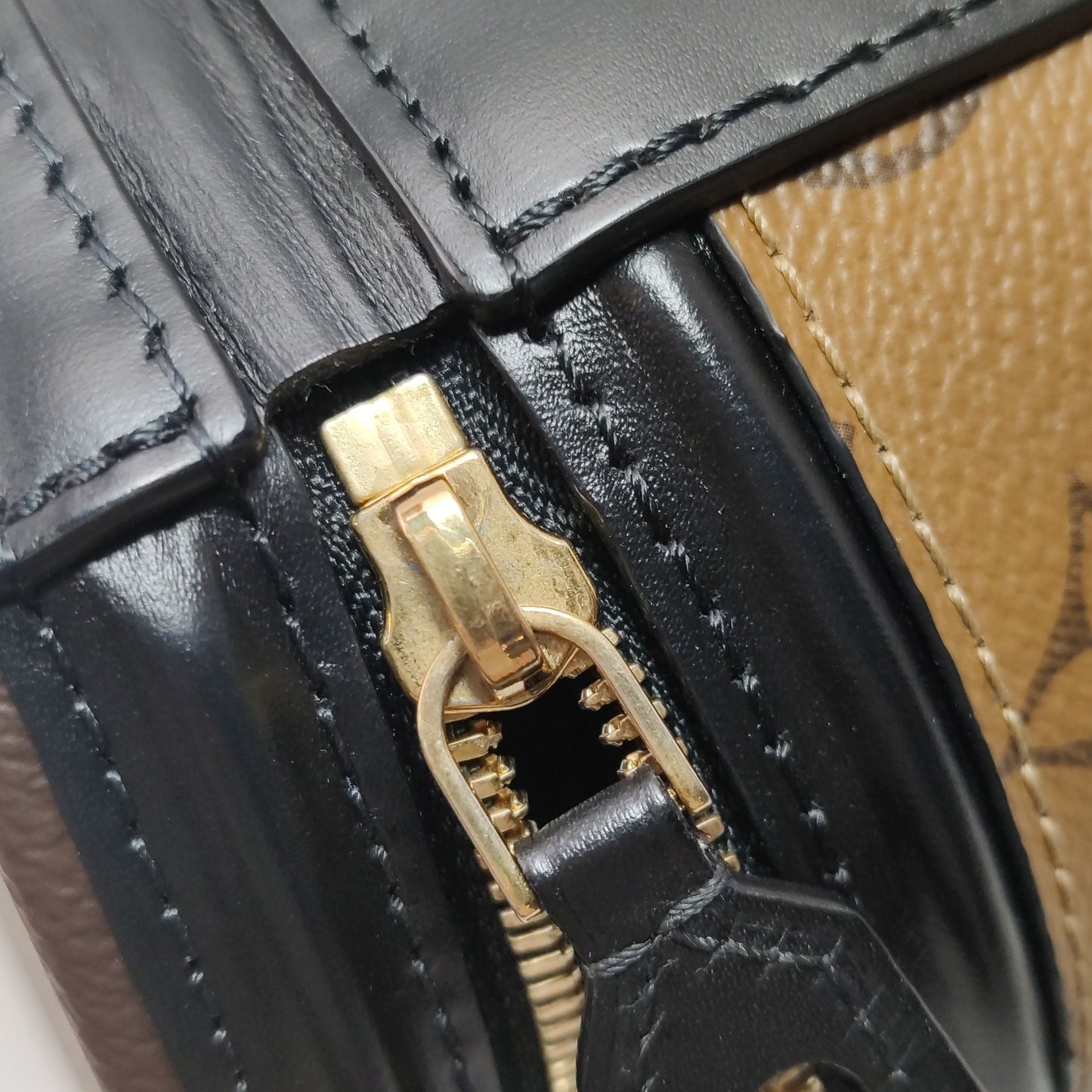 Preloved GLM-Cannes Bucket Small Leather Reverse Monogram Crossbody Bag 250308781096057