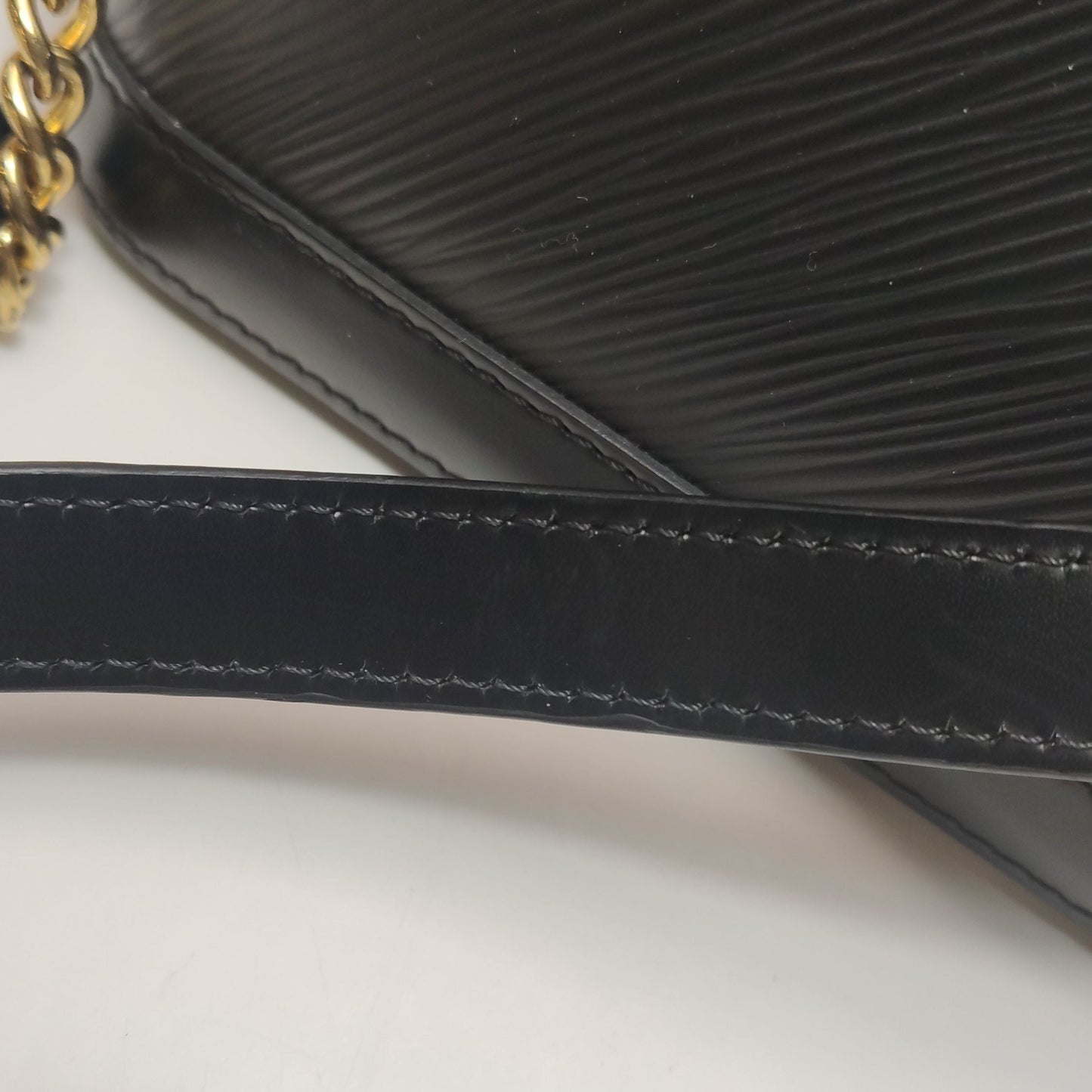 Preloved GLM-Alma Nano Leather Solid Crossbody Shoulder Bag 250606781224976