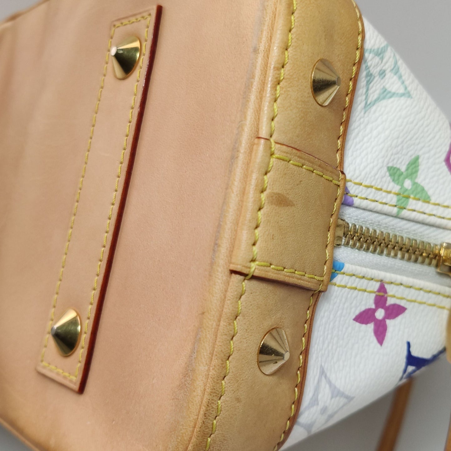 Preloved GLM-Alma Small White Multicolor Shell Bag Handbag 250422781159608