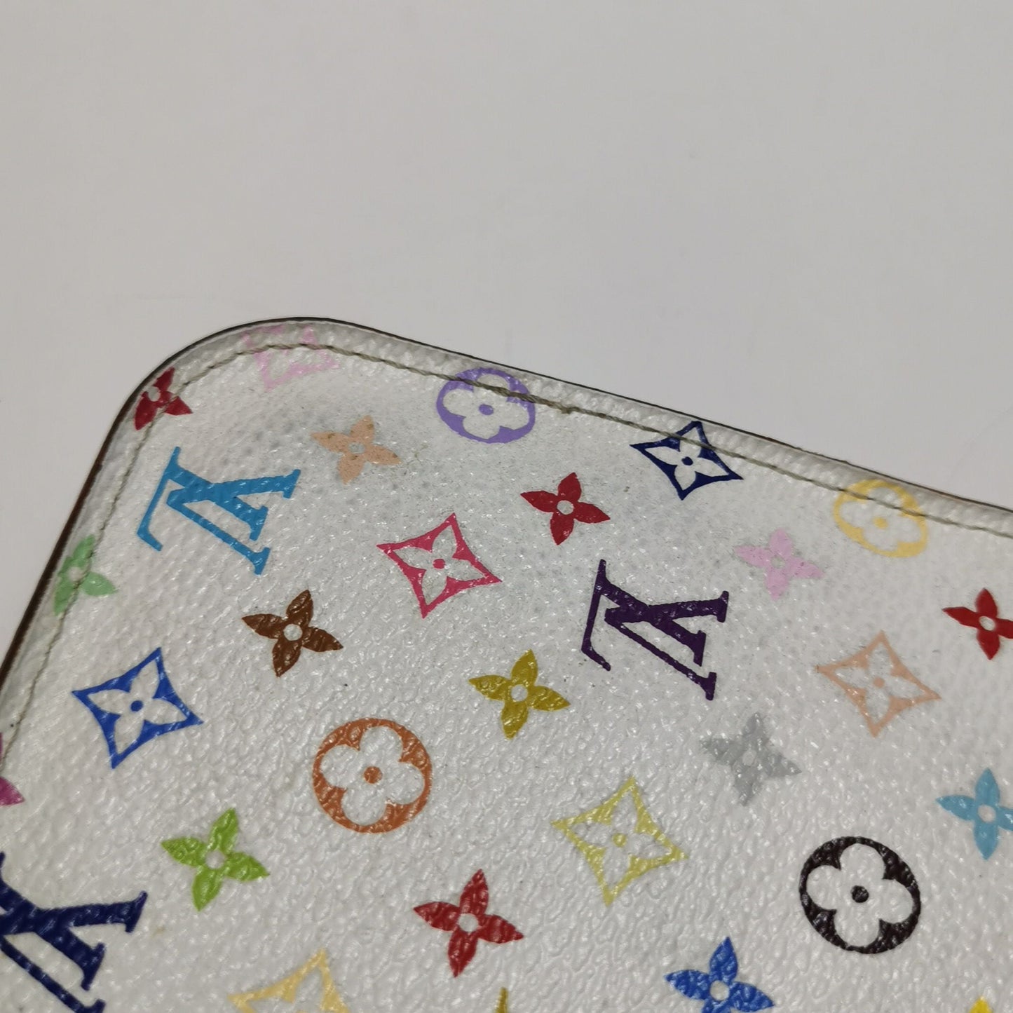 Preloved GLM-Insolite White Multicolor Zip Clutch 250526781209004