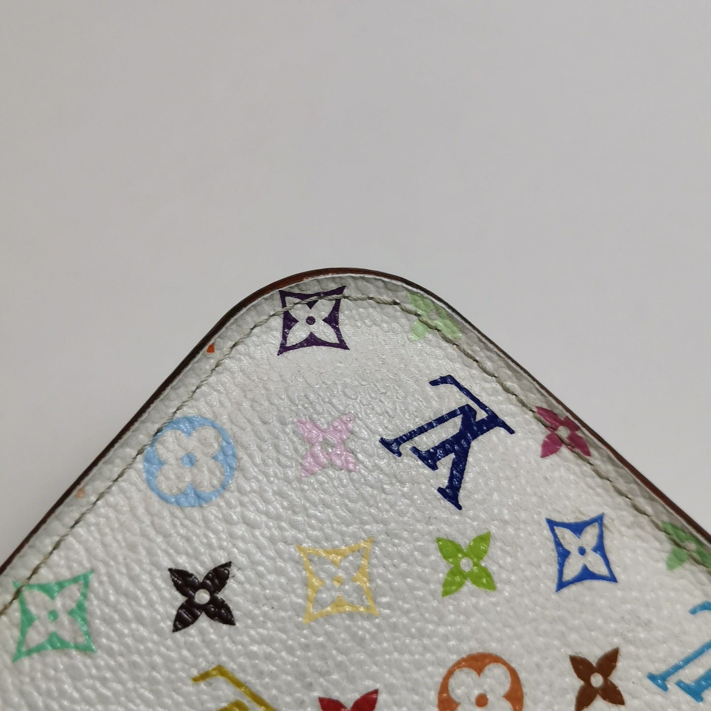 Preloved GLM-Insolite White Multicolor Zip Clutch 250526781209004