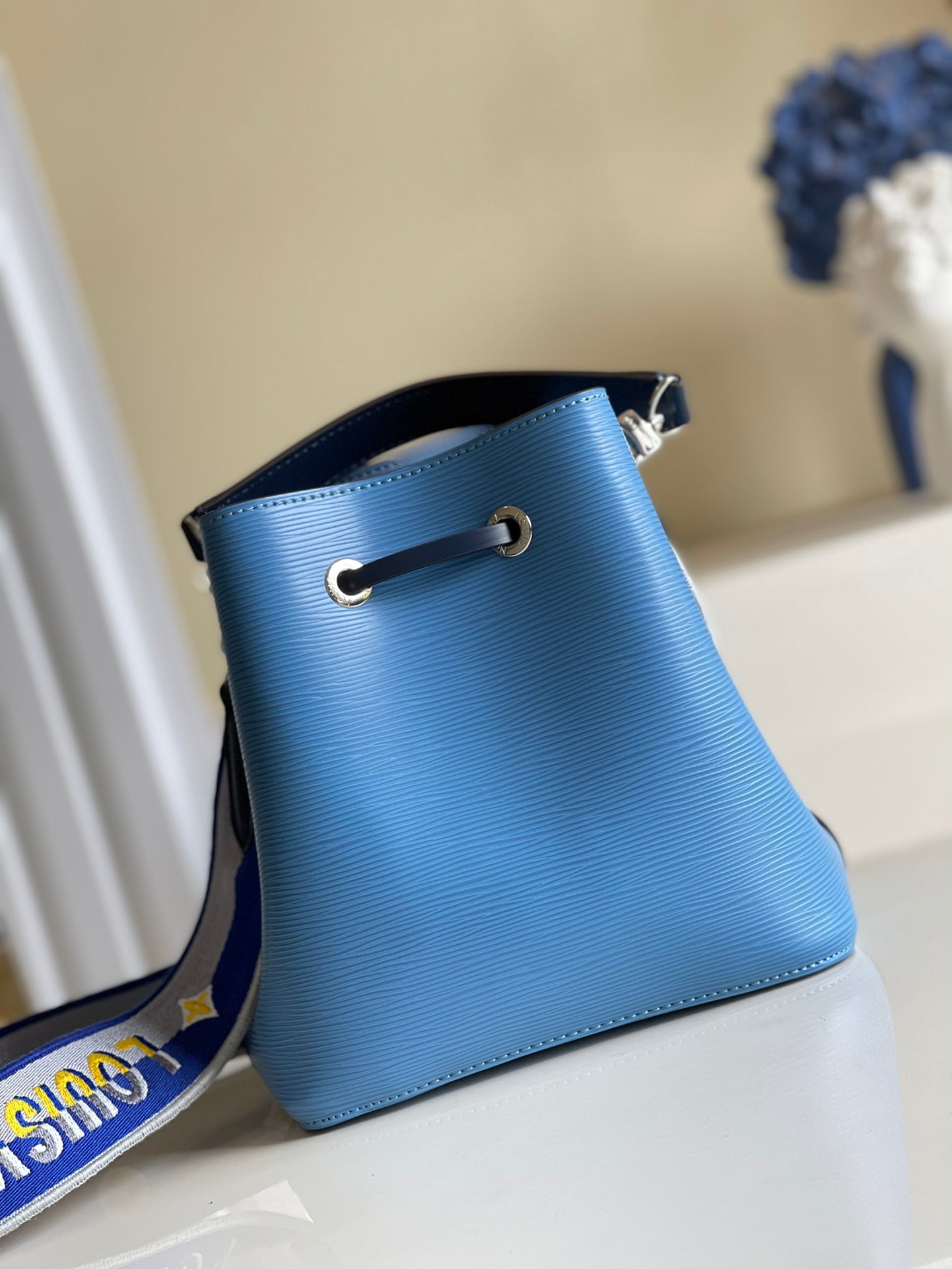 LV NeoNoe GLAMI Bucket Bag Bleuet Blue For Women,  Shoulder And Crossbody Bags 7.9in/20cm LV M57691