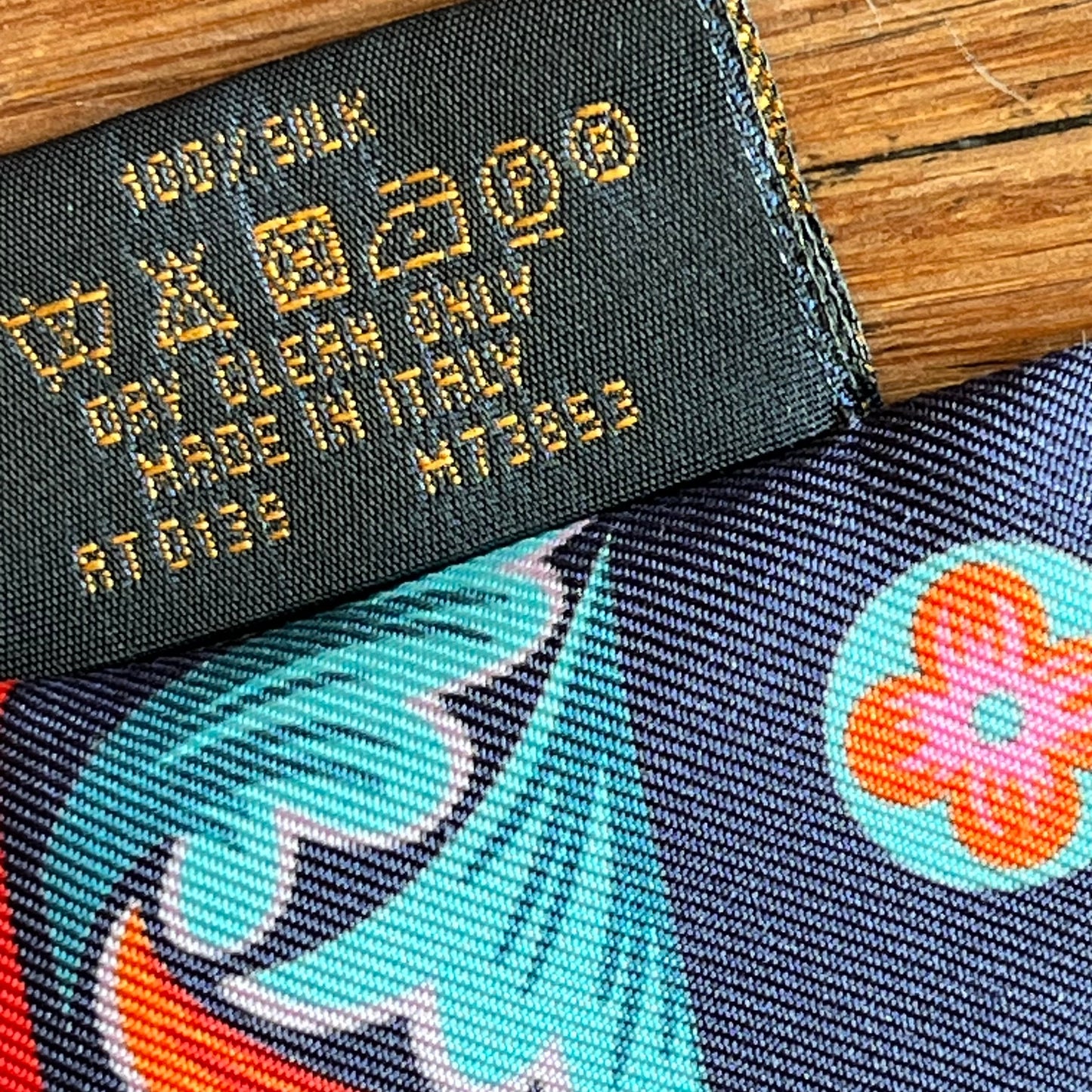 LOUIS VUITTON Silk Lettre A Louis Bandeau