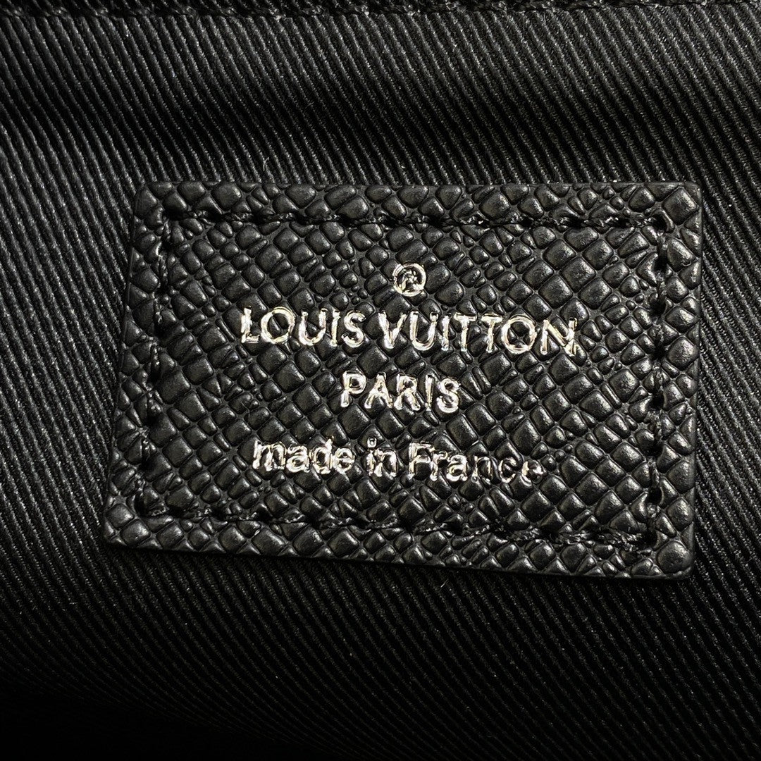 LV New GlamIap Messenger Bag Taiga Black For Men, Bags, Shoulder And Crossbody Bags 11.1in/28.3cm LV M30807