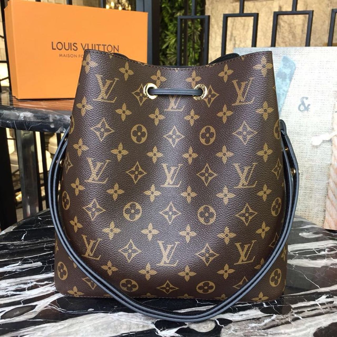 LV NeoNoe MM Bucket Bag Monogram Canvas Black For Women, WomenÃ¢â‚¬â„¢s Handbags, Shoulder And Crossbody Bags 10.2in/26cm LV M44020