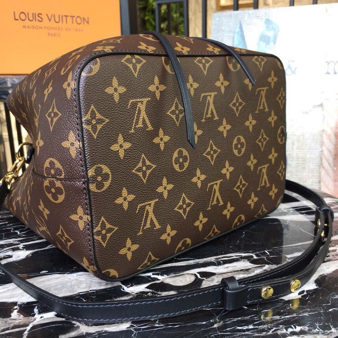 LV NeoNoe MM Bucket Bag Monogram Canvas Black For Women, WomenÃ¢â‚¬â„¢s Handbags, Shoulder And Crossbody Bags 10.2in/26cm LV M44020