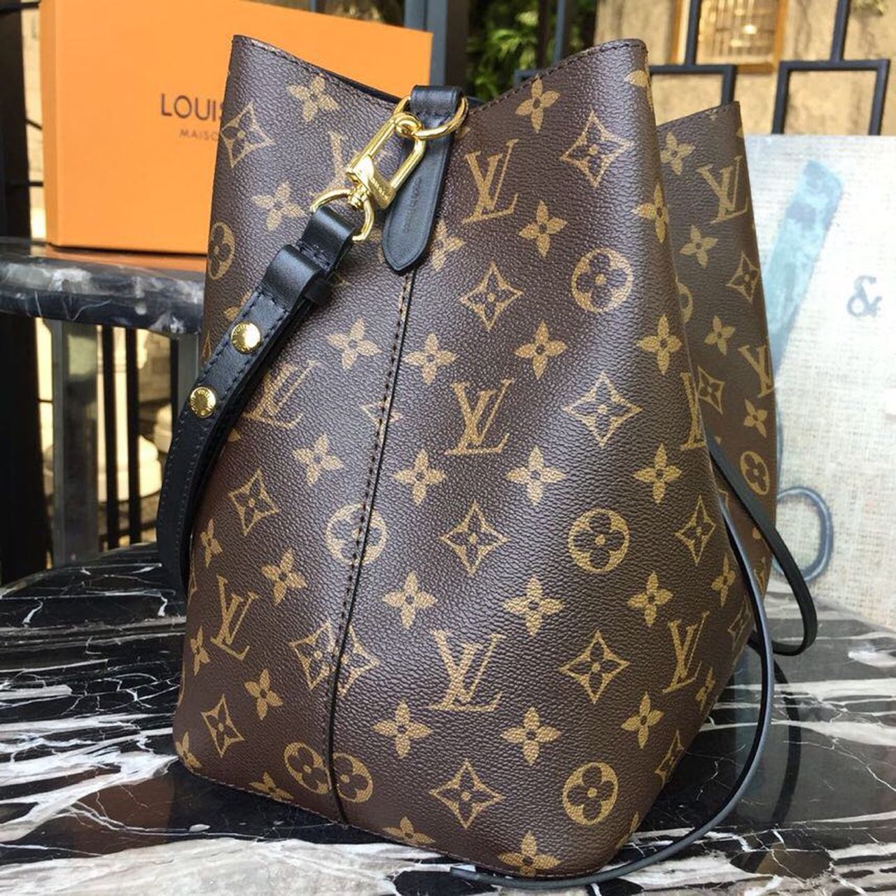 LV NeoNoe MM Bucket Bag Monogram Canvas Black For Women, WomenÃ¢â‚¬â„¢s Handbags, Shoulder And Crossbody Bags 10.2in/26cm LV M44020