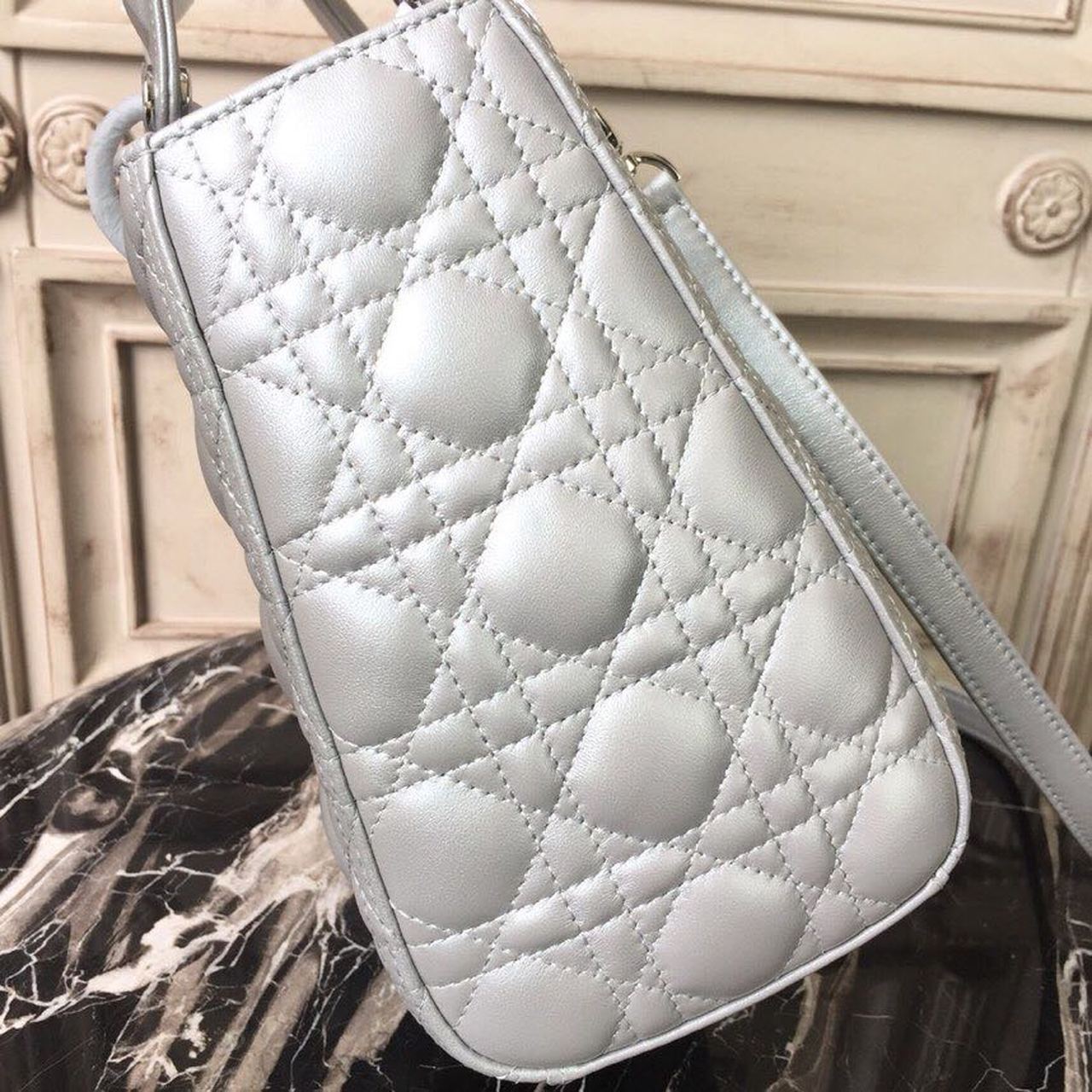 GLAMI MeGLAMIum Opaline Gray PearlesGLAMInt Cannage Lady Bag Hardware Pearl Gold For Women 9.5in/24cm CD