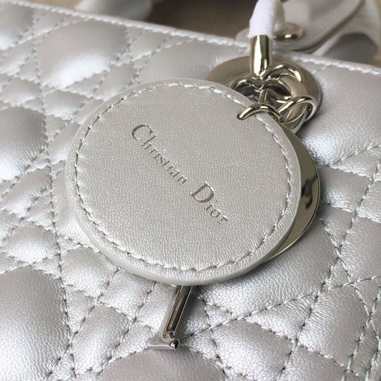 GLAMI MeGLAMIum Opaline Gray PearlesGLAMInt Cannage Lady Bag Hardware Pearl Gold For Women 9.5in/24cm CD
