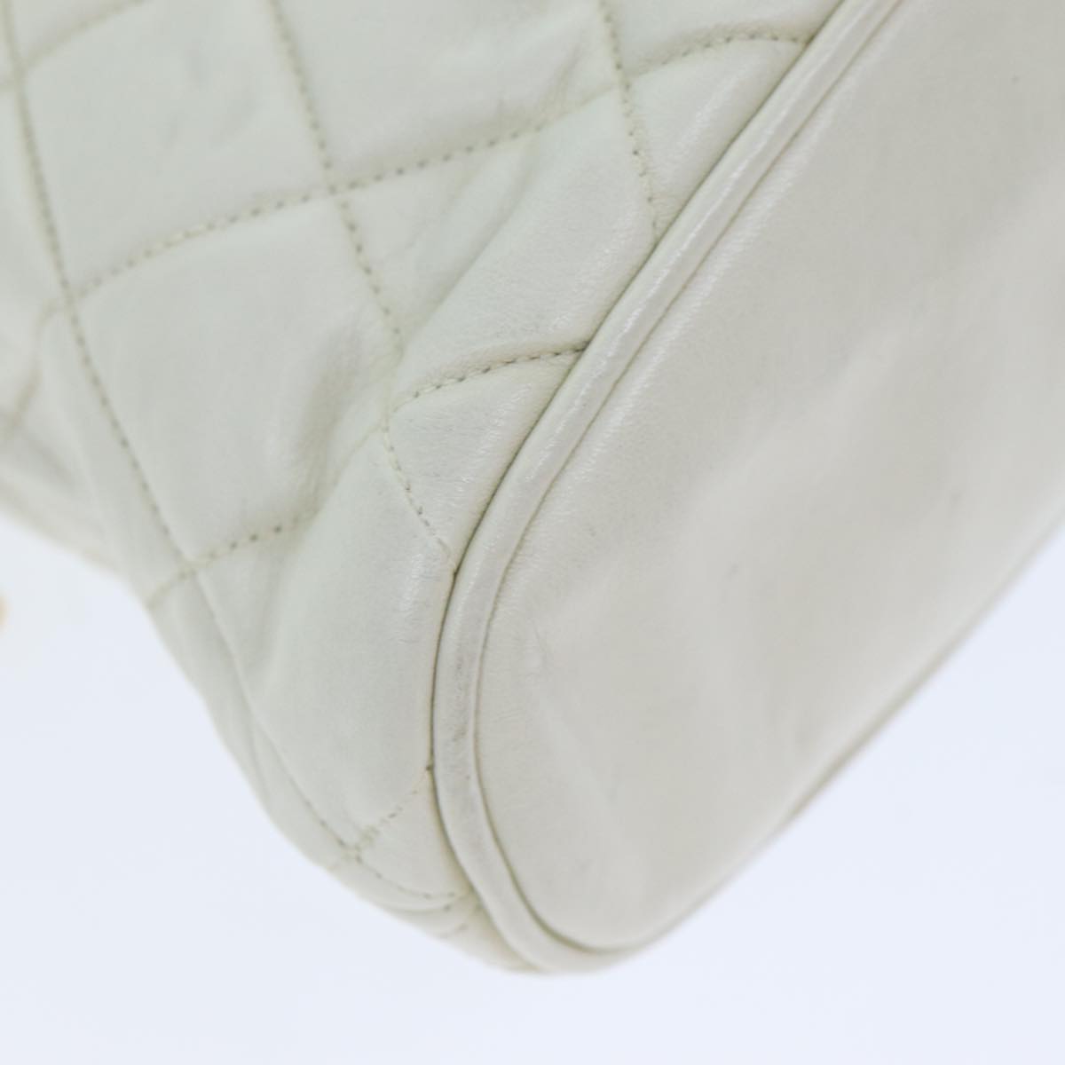 CHANEL Matelasse Chain Shoulder Bag Leather White CC 77469