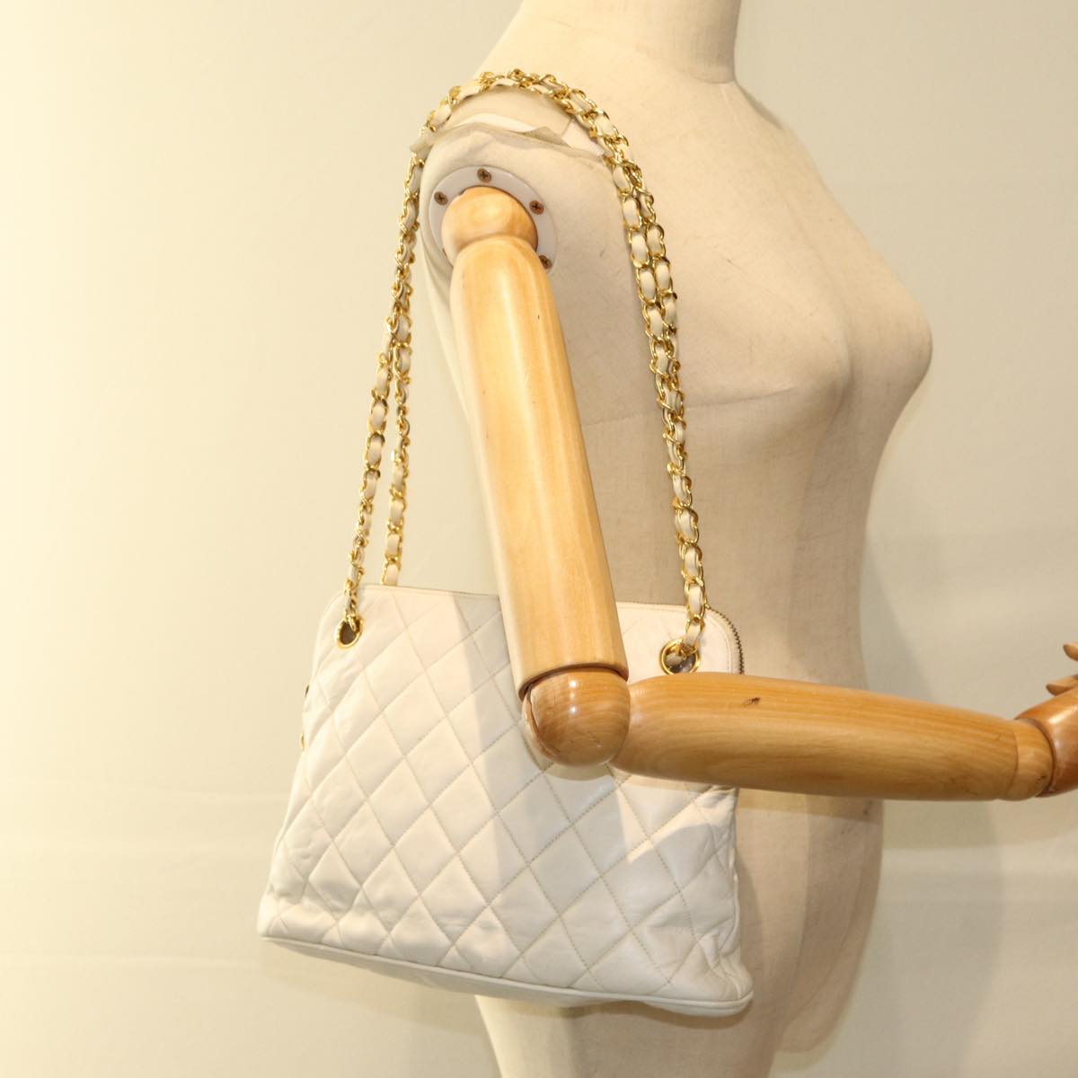 CHANEL Matelasse Chain Shoulder Bag Leather White CC 77469