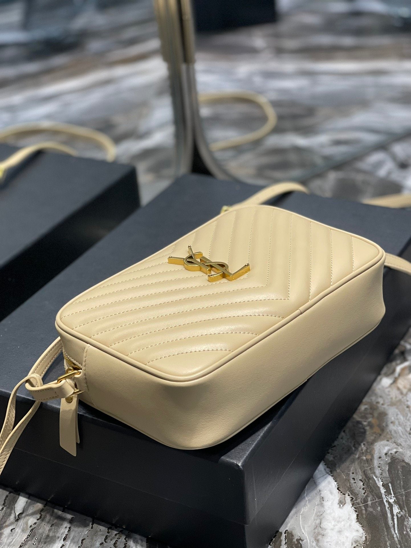 GLAMI Lou Camera Bag Beige With Gold Toned Hardware For Women 9in/23cm YSL 612544DV7072721