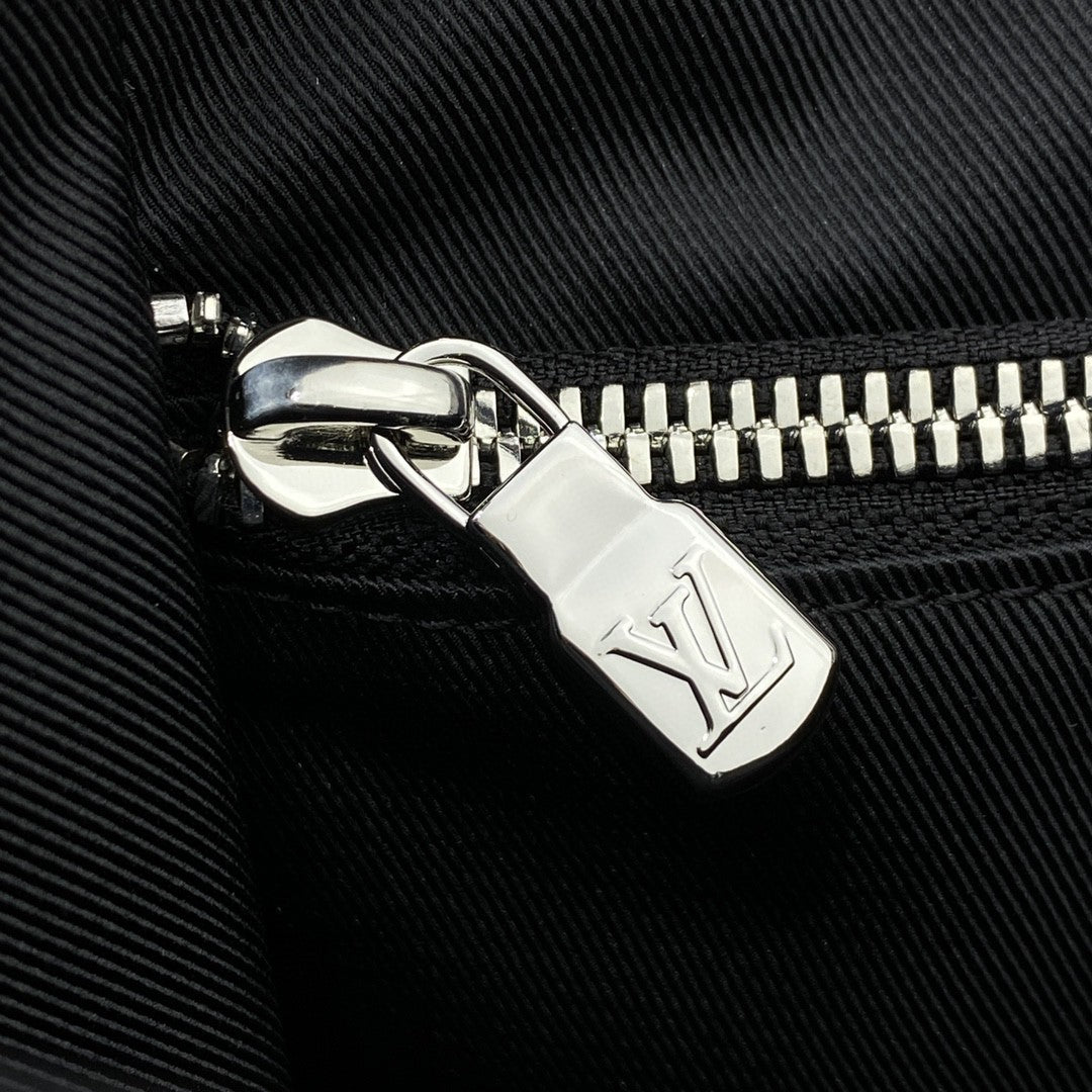 LV New GlamIap Messenger Bag Taiga Black For Men, Bags, Shoulder And Crossbody Bags 11.1in/28.3cm LV M30807