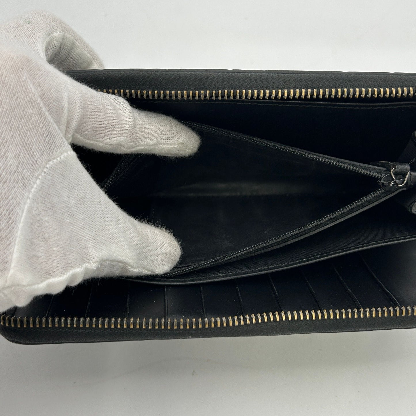Gucci GG rubber-effect zip around wallet in black leather gu6612gd