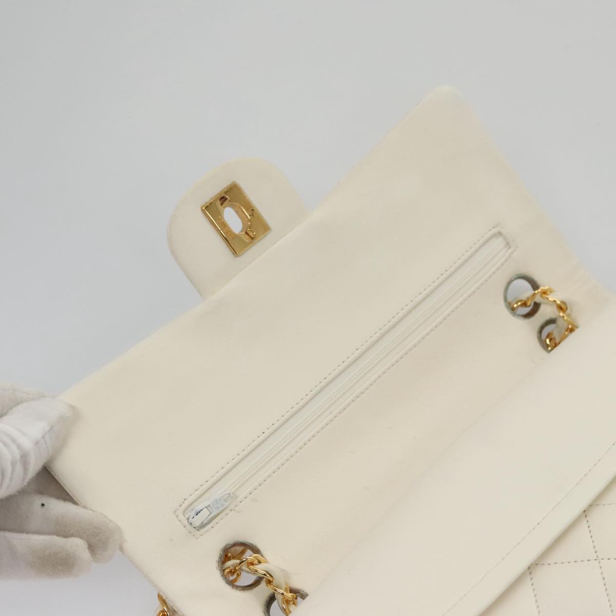 CHANEL Matelasse Chain Shoulder Bag Leather White Gold CC 96085