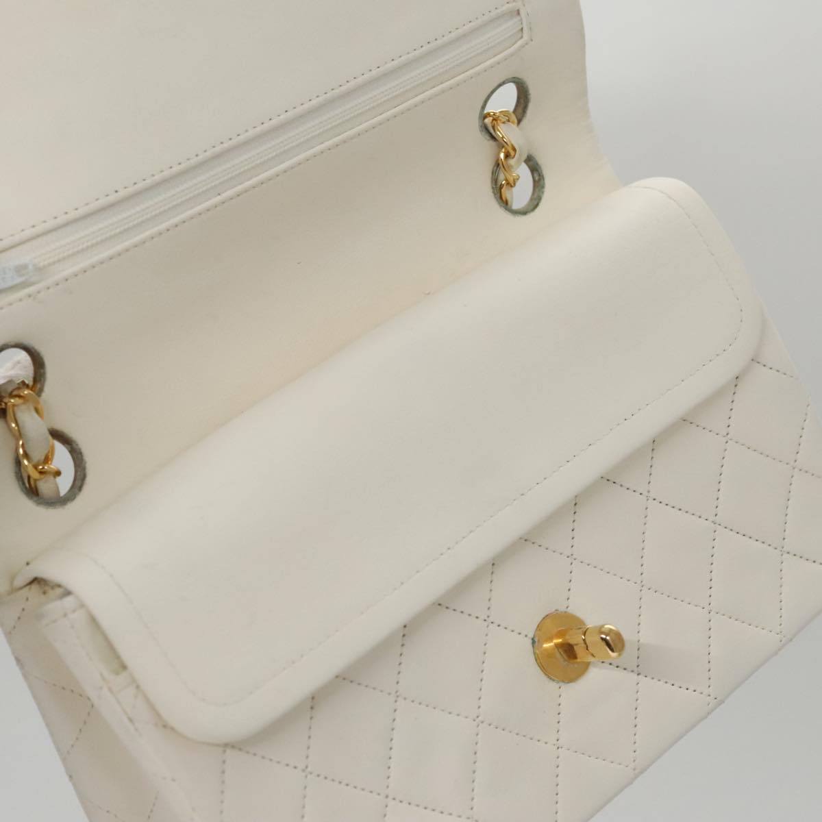 CHANEL Matelasse Chain Shoulder Bag Leather White Gold CC 96085