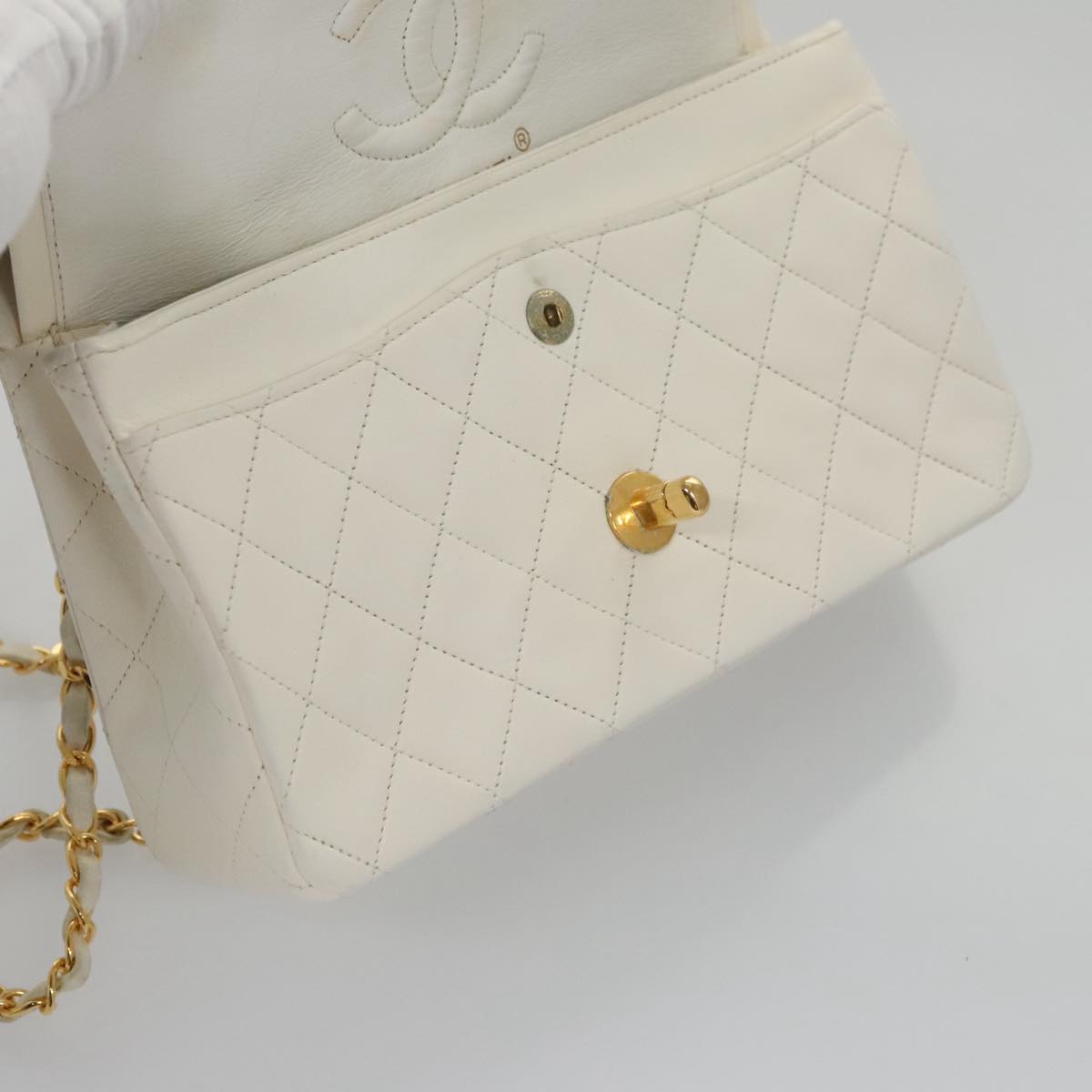 CHANEL Matelasse Chain Shoulder Bag Leather White Gold CC 96085