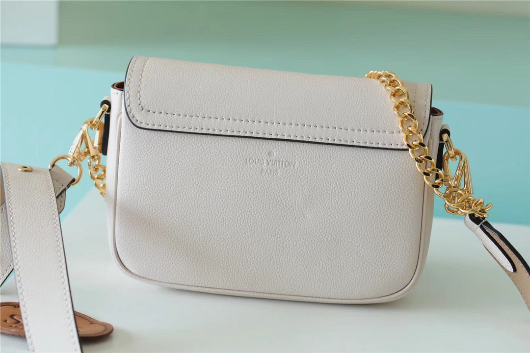 LV Lockme Tender White For Women, WomenÃ¢â‚¬â„¢s Handbags, Shoulder And Crossbody Bags 7.5in/19cm LV