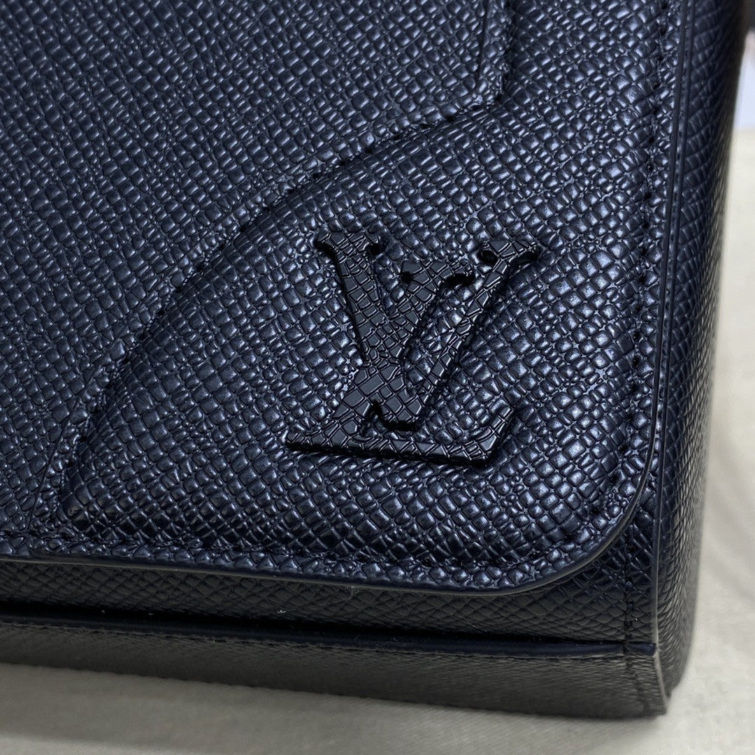 LV New GlamIap Messenger Bag Taiga Black For Men, Bags, Shoulder And Crossbody Bags 11.1in/28.3cm LV M30807