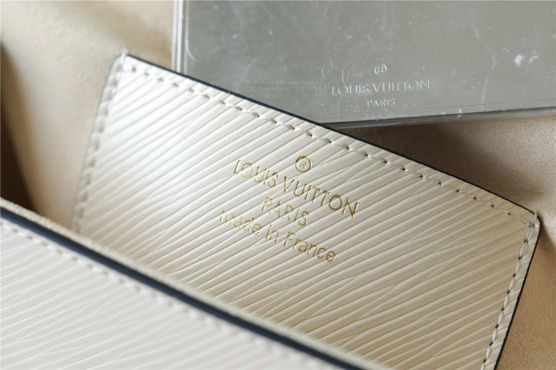 LV Twist MM Epi White For Women, WomenÃ¢â‚¬â„¢s Bags, Shoulder And Crossbody Bags 9.1in/23cm LV M55513