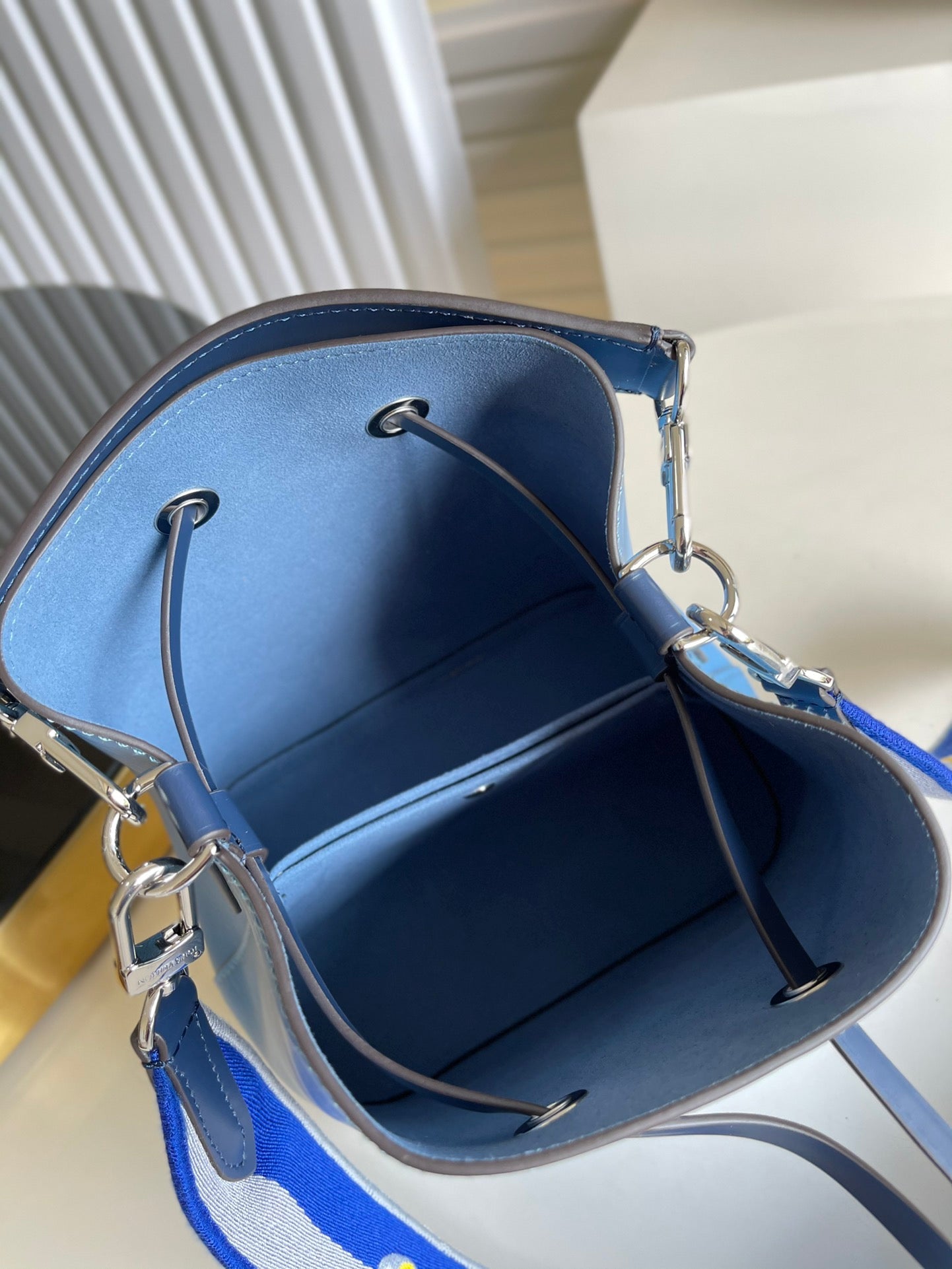 LV NeoNoe GLAMI Bucket Bag Bleuet Blue For Women,  Shoulder And Crossbody Bags 7.9in/20cm LV M57691