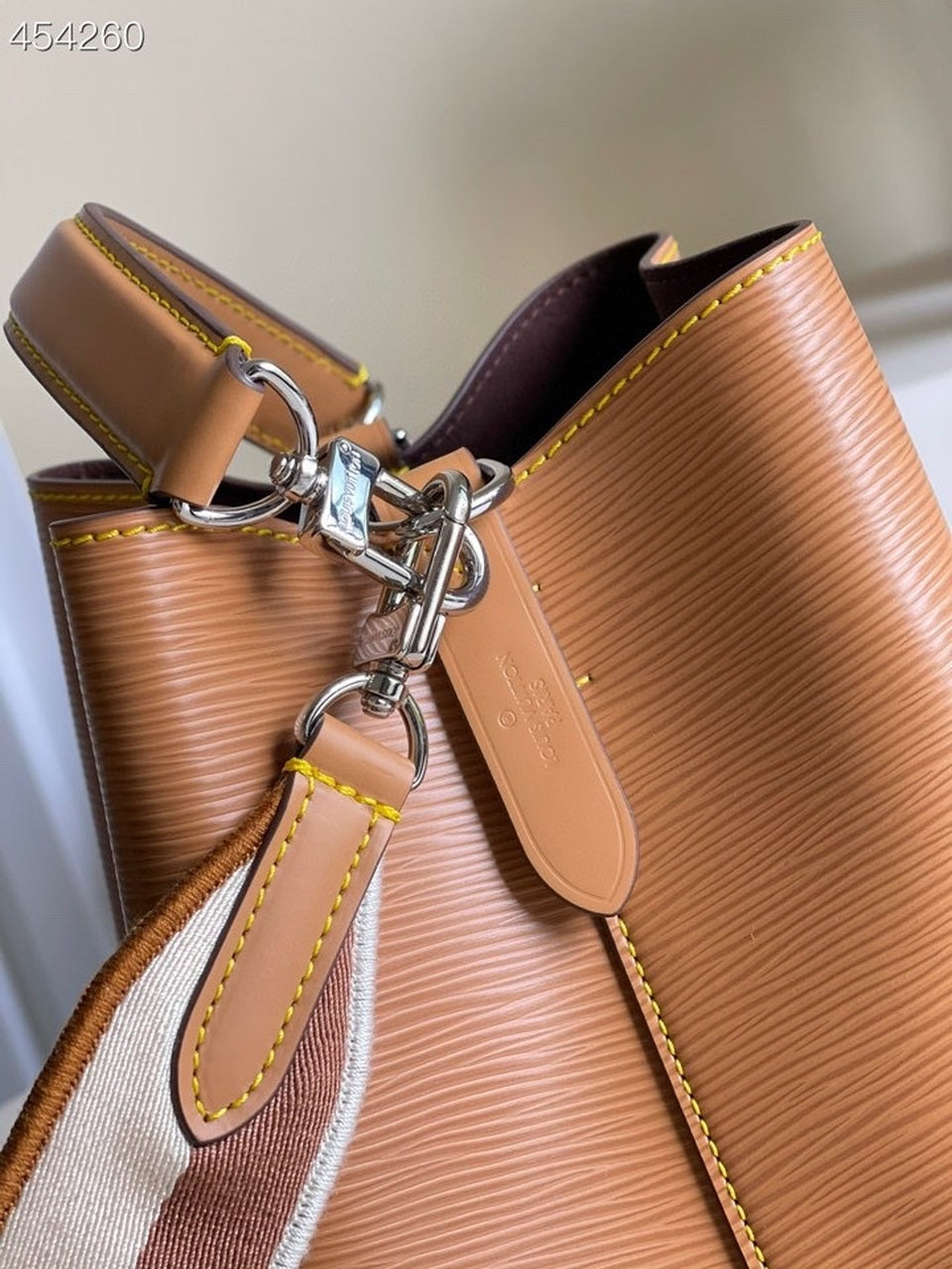 LV NeoNoe GLAMI Bucket Bag Honey Gold For Women,  Shoulder And Crossbody Bags 7.9in/20cm LV M57706