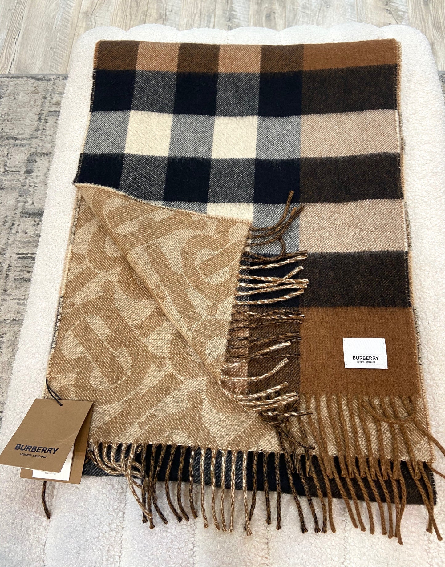 BURBERRY TB HALF MEGA CASHMERE REVERSIBLE SCARF