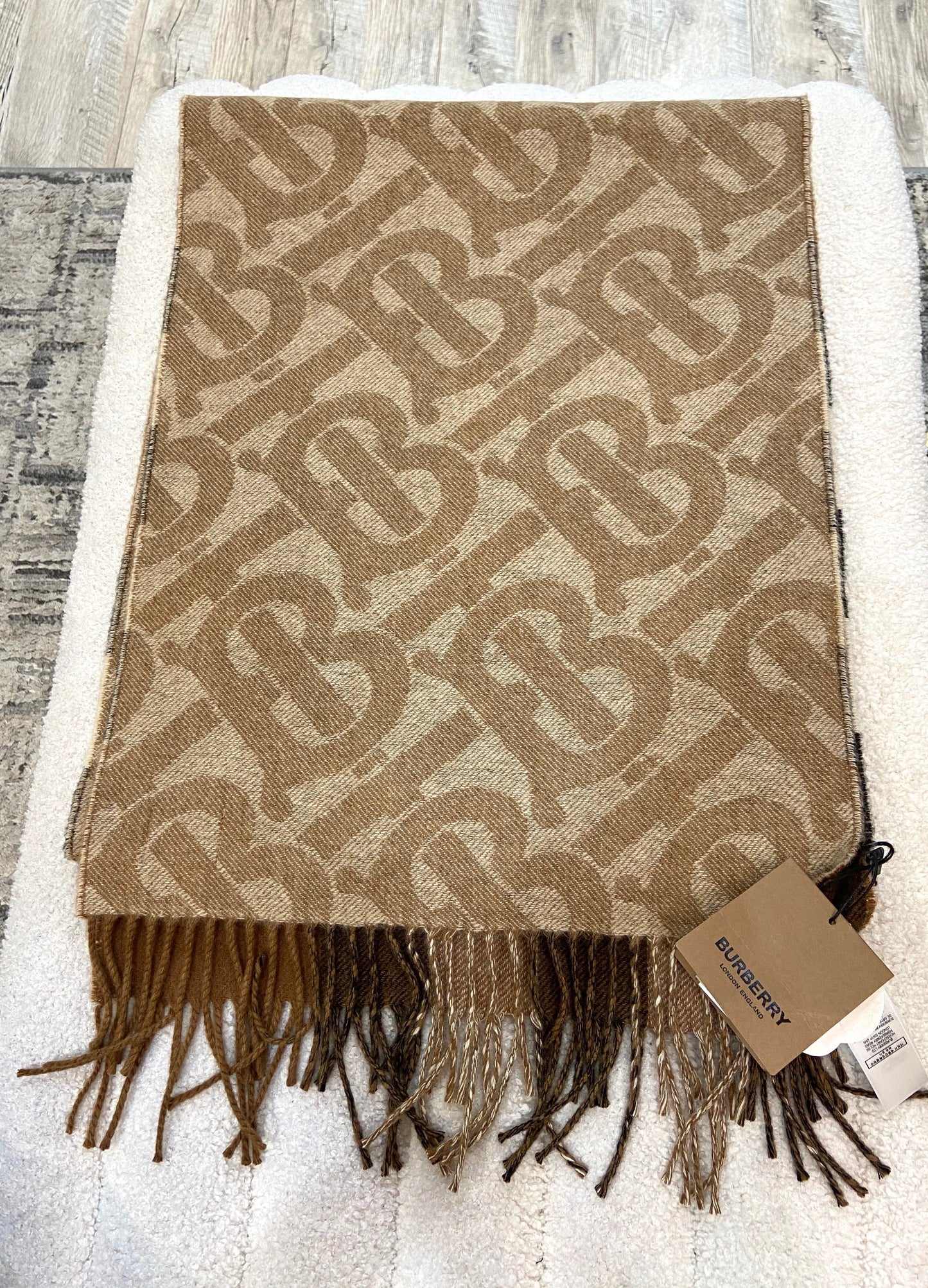 BURBERRY TB HALF MEGA CASHMERE REVERSIBLE SCARF