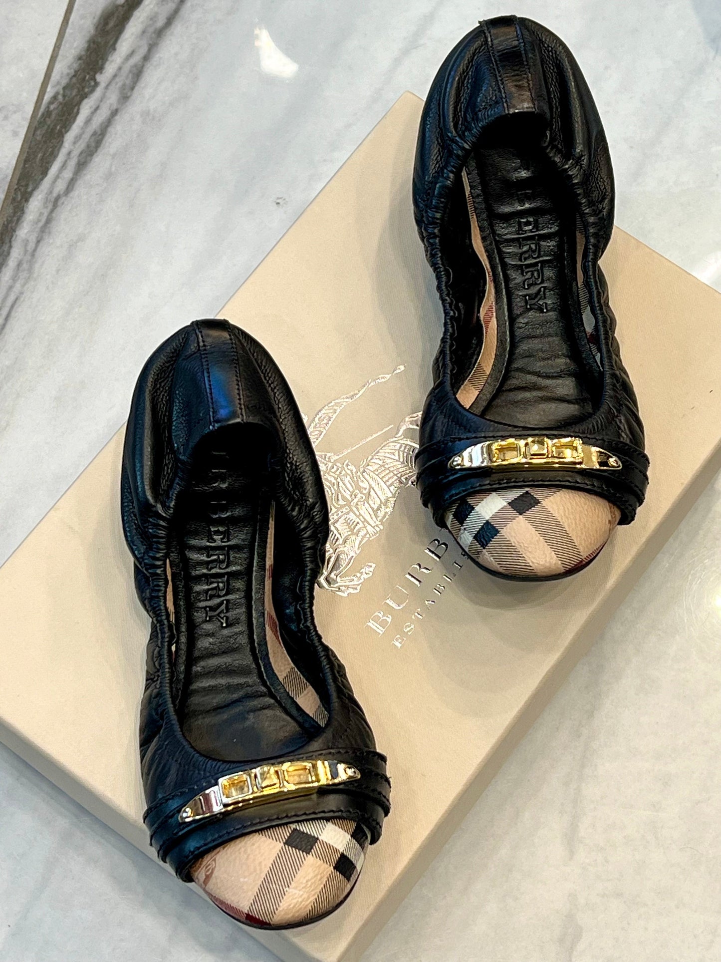 BURBERRY TWIST LOCK DRAYTON LEATHER BALLERINA FLATS