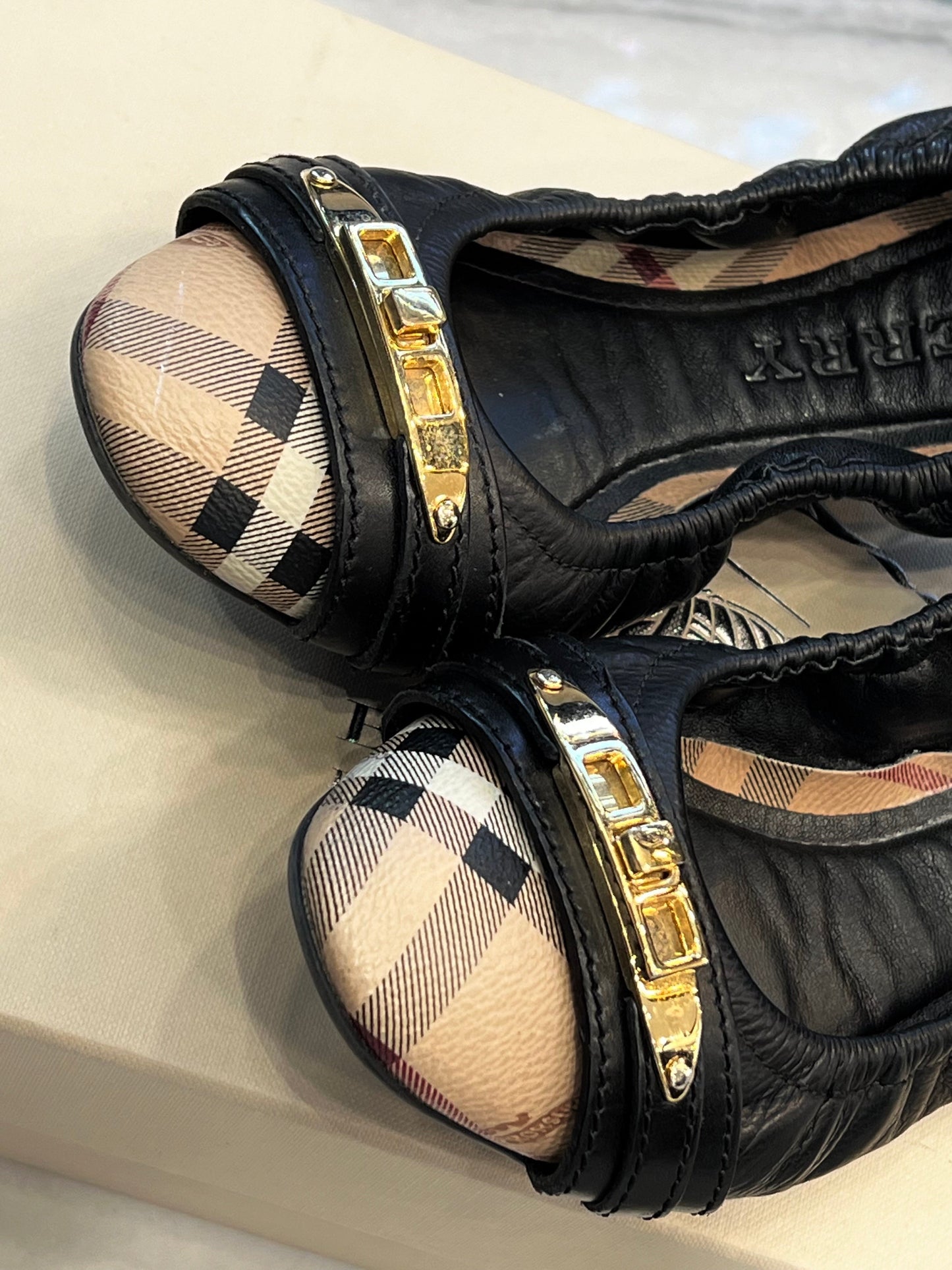 BURBERRY TWIST LOCK DRAYTON LEATHER BALLERINA FLATS