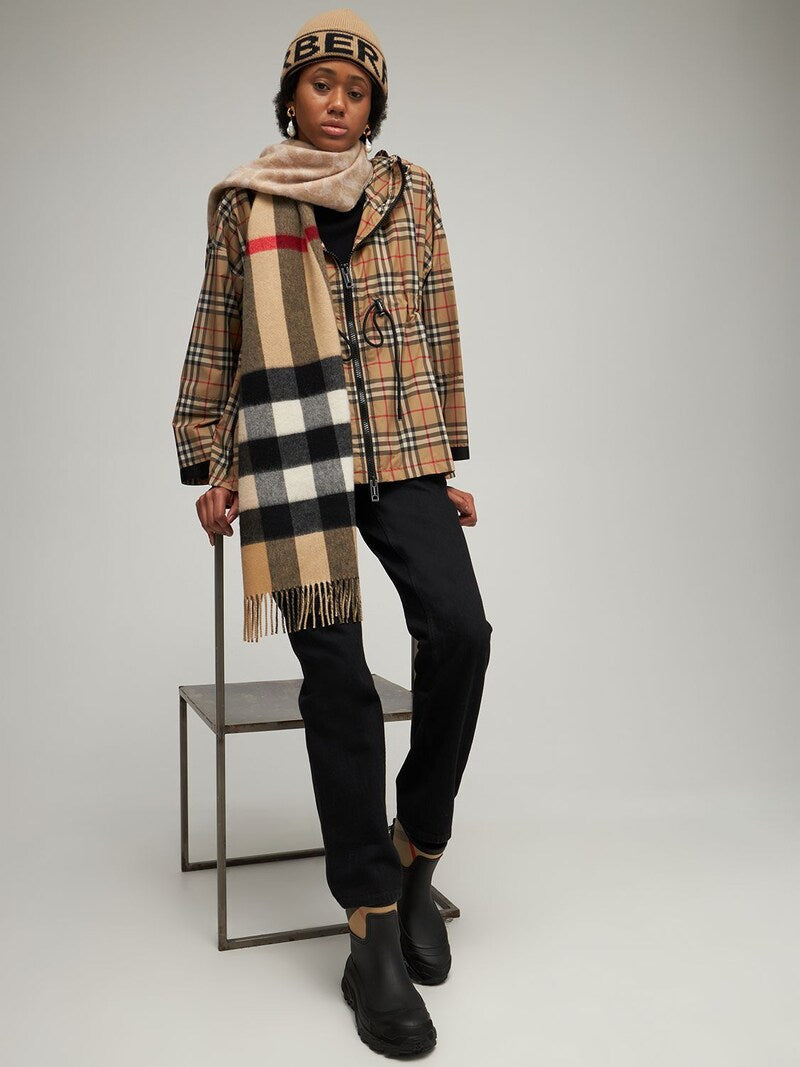 BURBERRY TB HALF MEGA CASHMERE REVERSIBLE SCARF