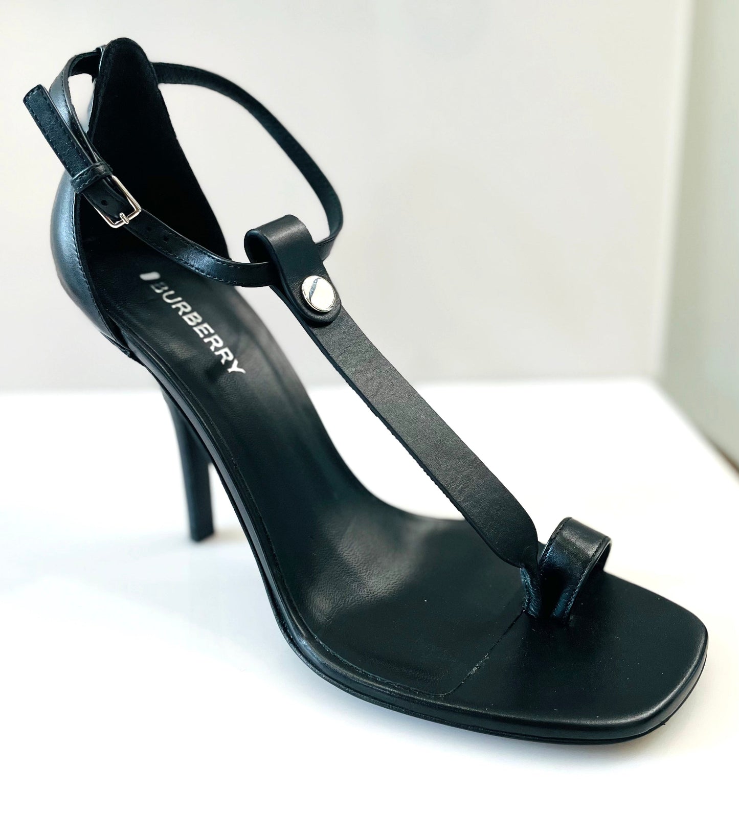 BURBERRY TOE RING LEATHER T-STRAP SANDALS