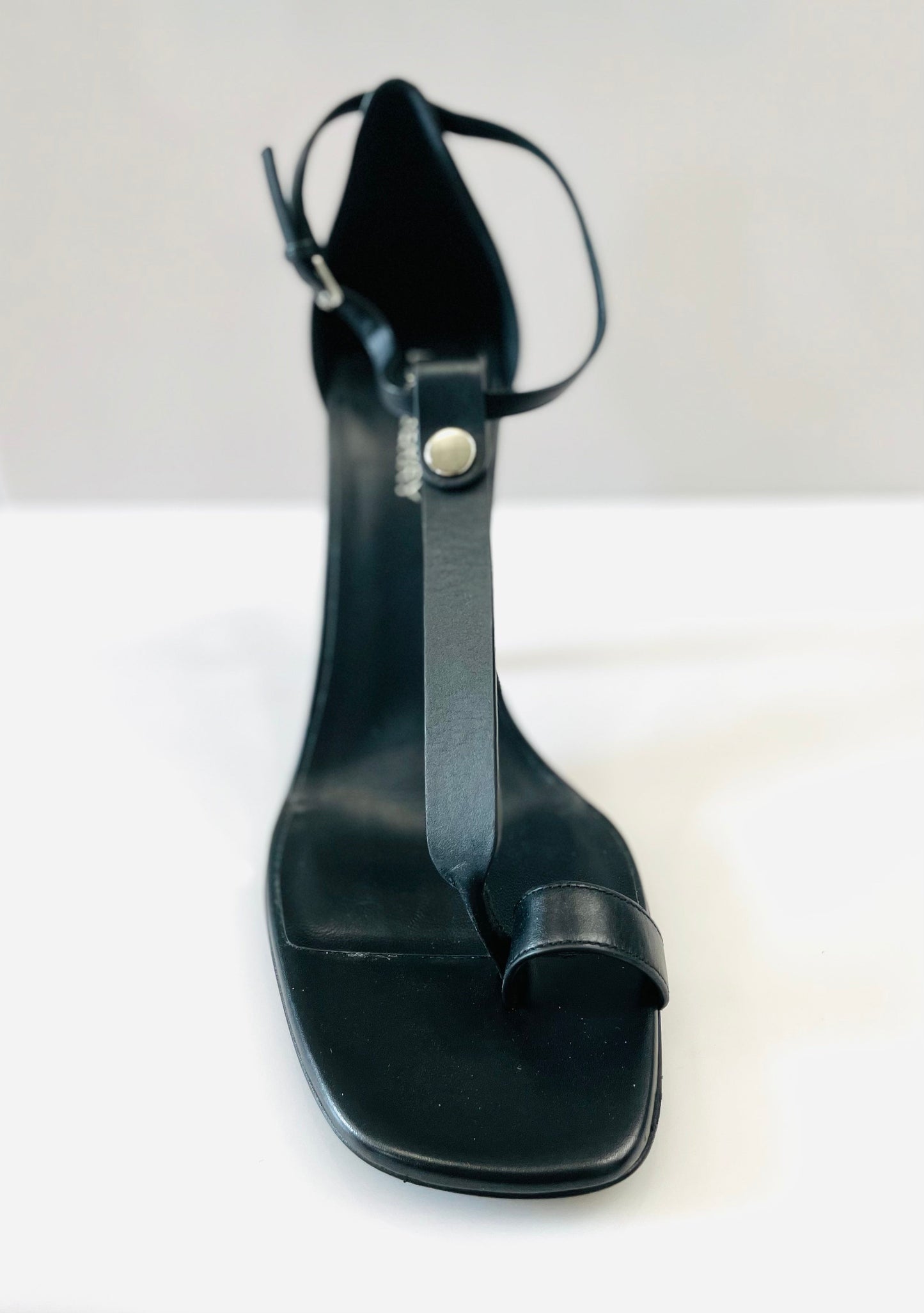 BURBERRY TOE RING LEATHER T-STRAP SANDALS