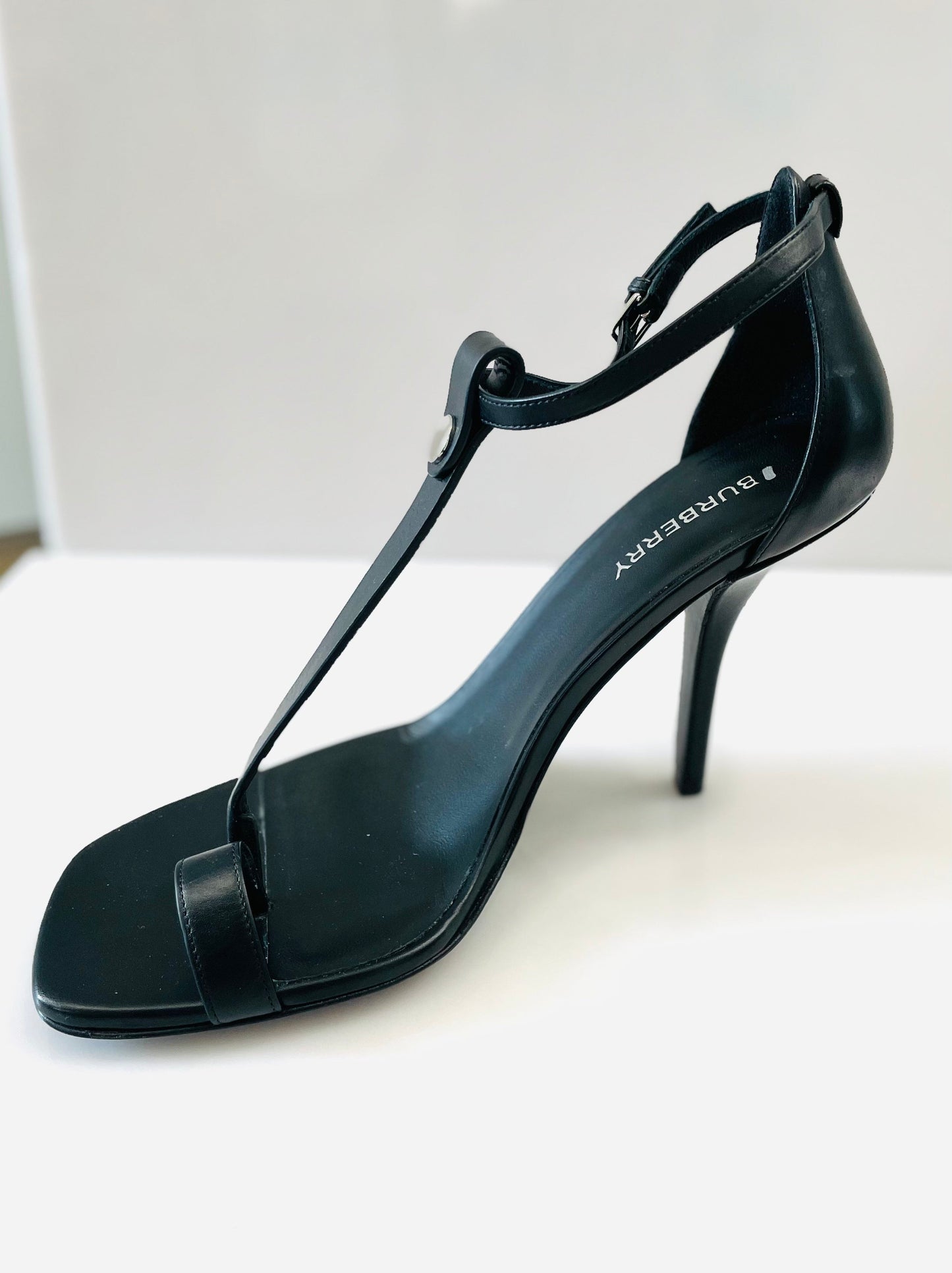 BURBERRY TOE RING LEATHER T-STRAP SANDALS