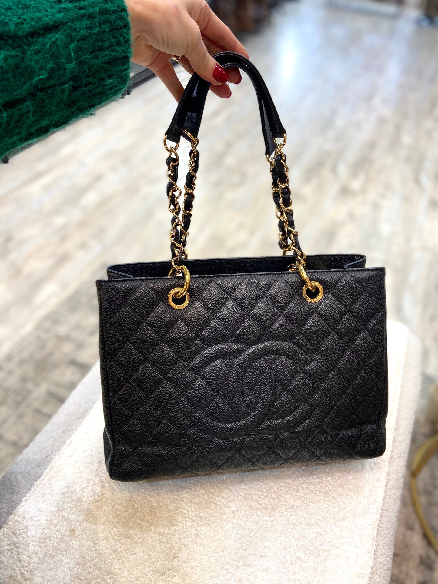 CHANEL CAVIAR QUILTED GRAND SHOPPING TOTE BAG