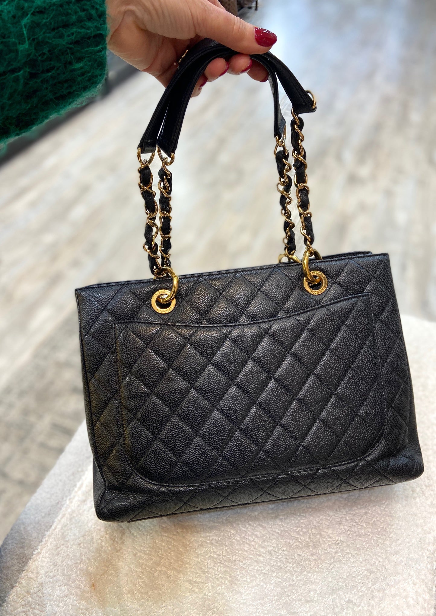CHANEL CAVIAR QUILTED GRAND SHOPPING TOTE BAG