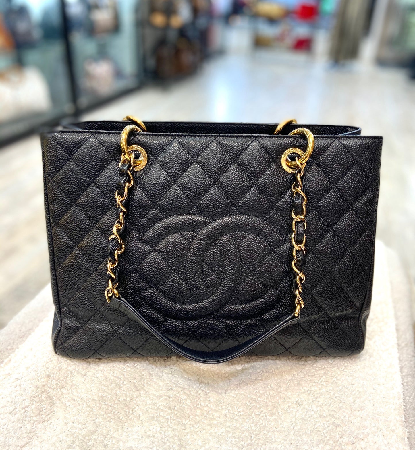 CHANEL CAVIAR QUILTED GRAND SHOPPING TOTE BAG
