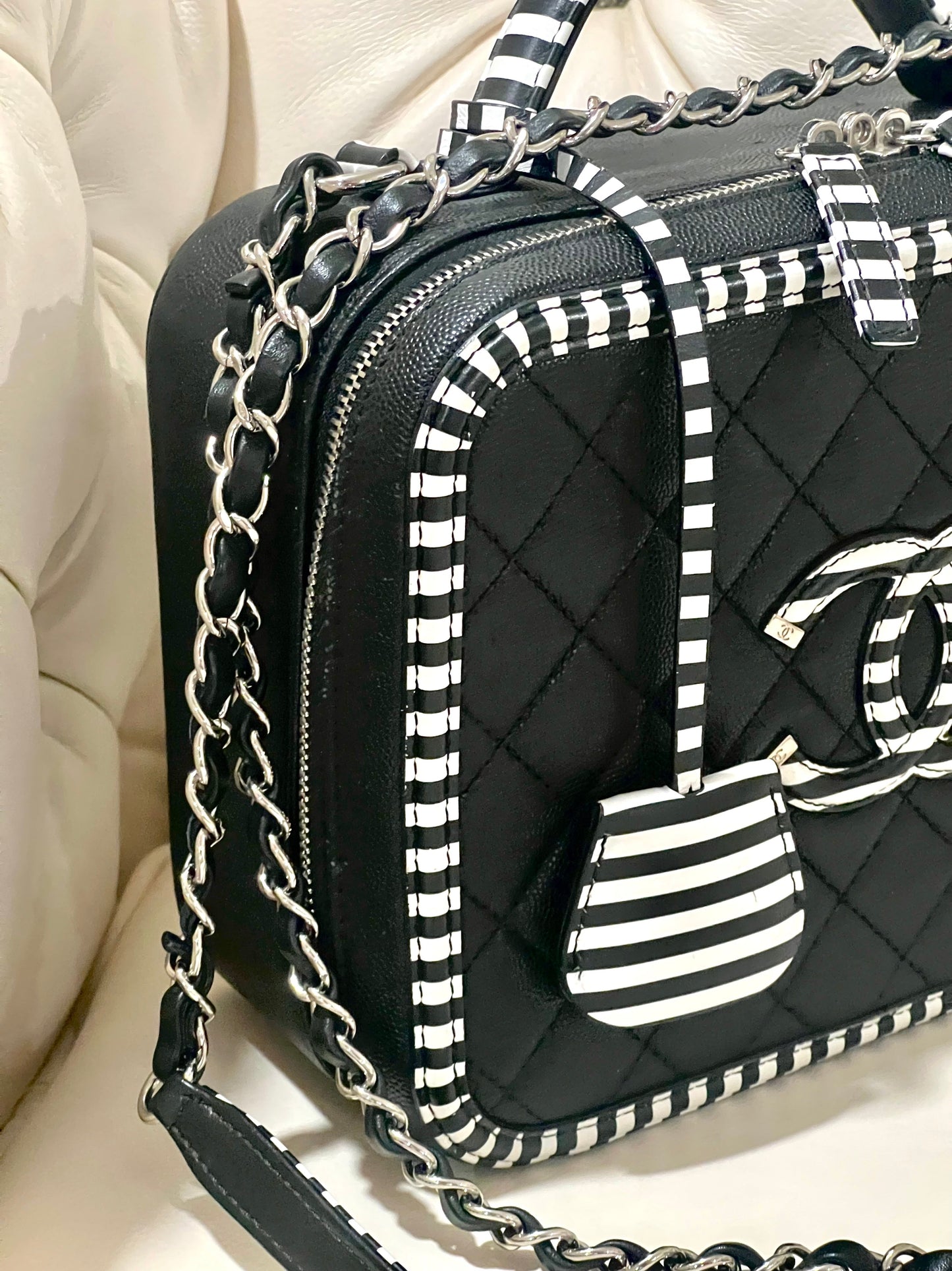 CHANEL CAVIAR QUILTED MEDIUM CC FILIGREE VANITY CASE