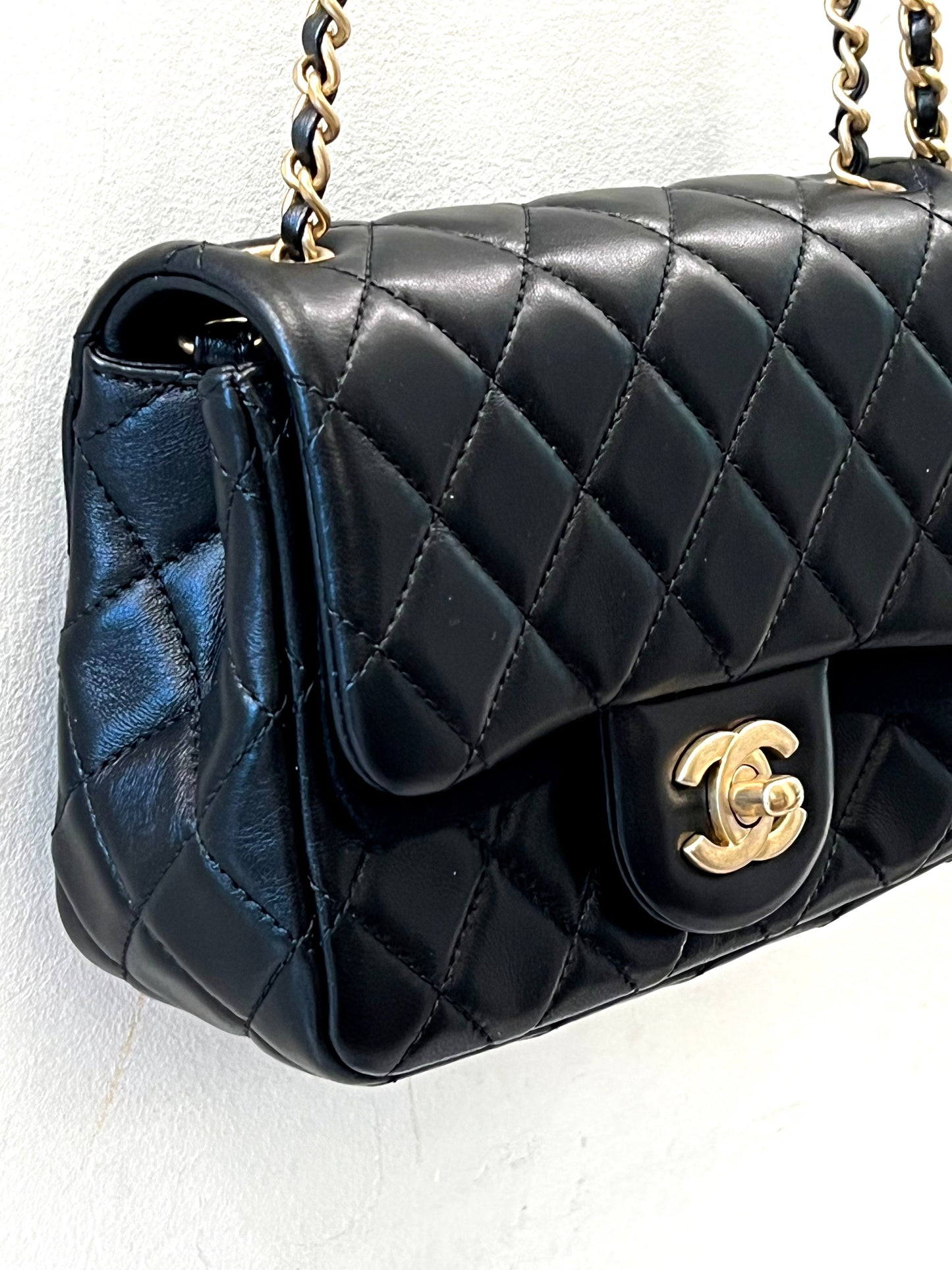 CHANEL QUILTED LAMBSKIN PEARL CRUSH CLUTCH WITH CHAIN