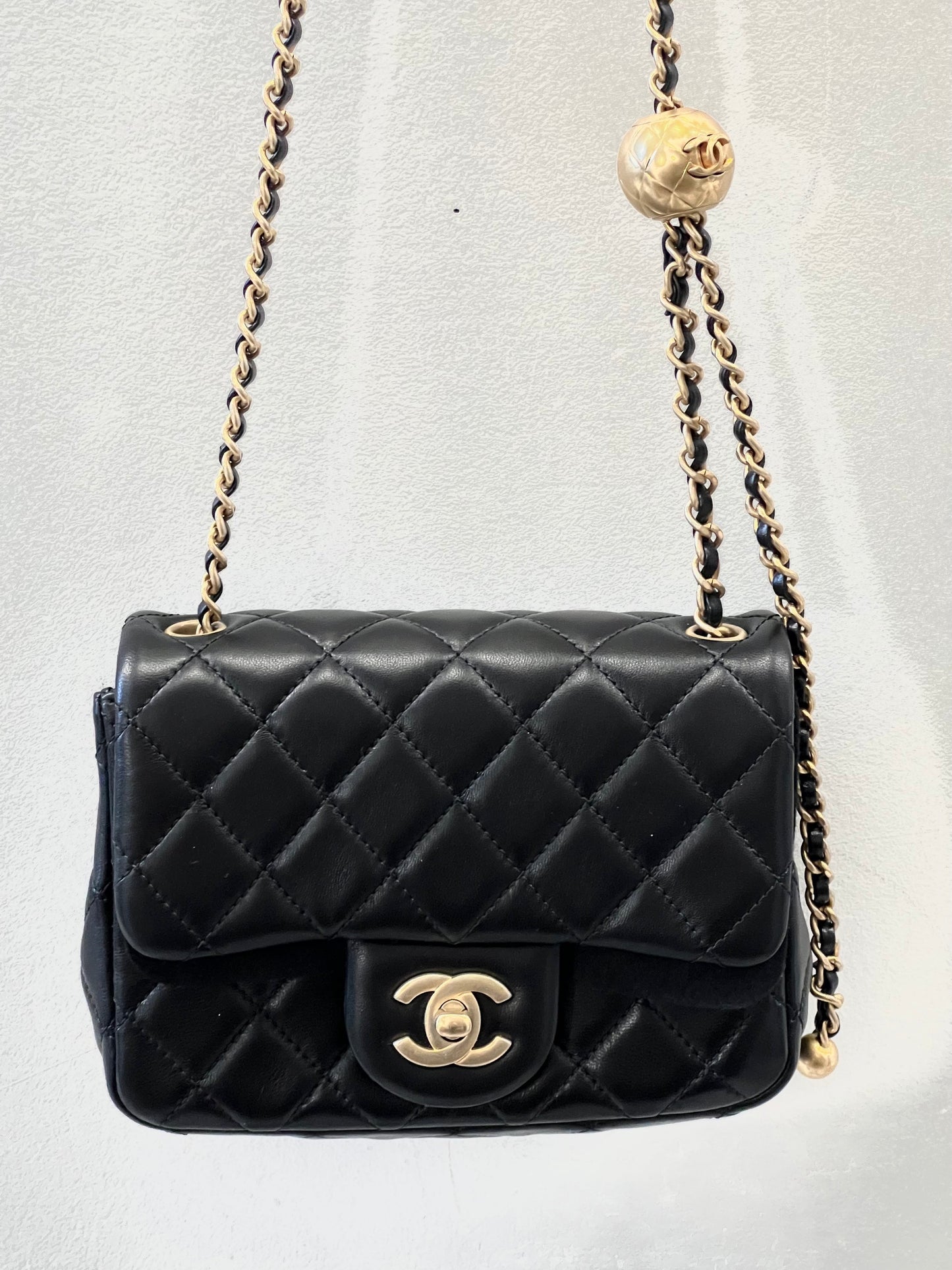 CHANEL QUILTED LAMBSKIN PEARL CRUSH CLUTCH WITH CHAIN