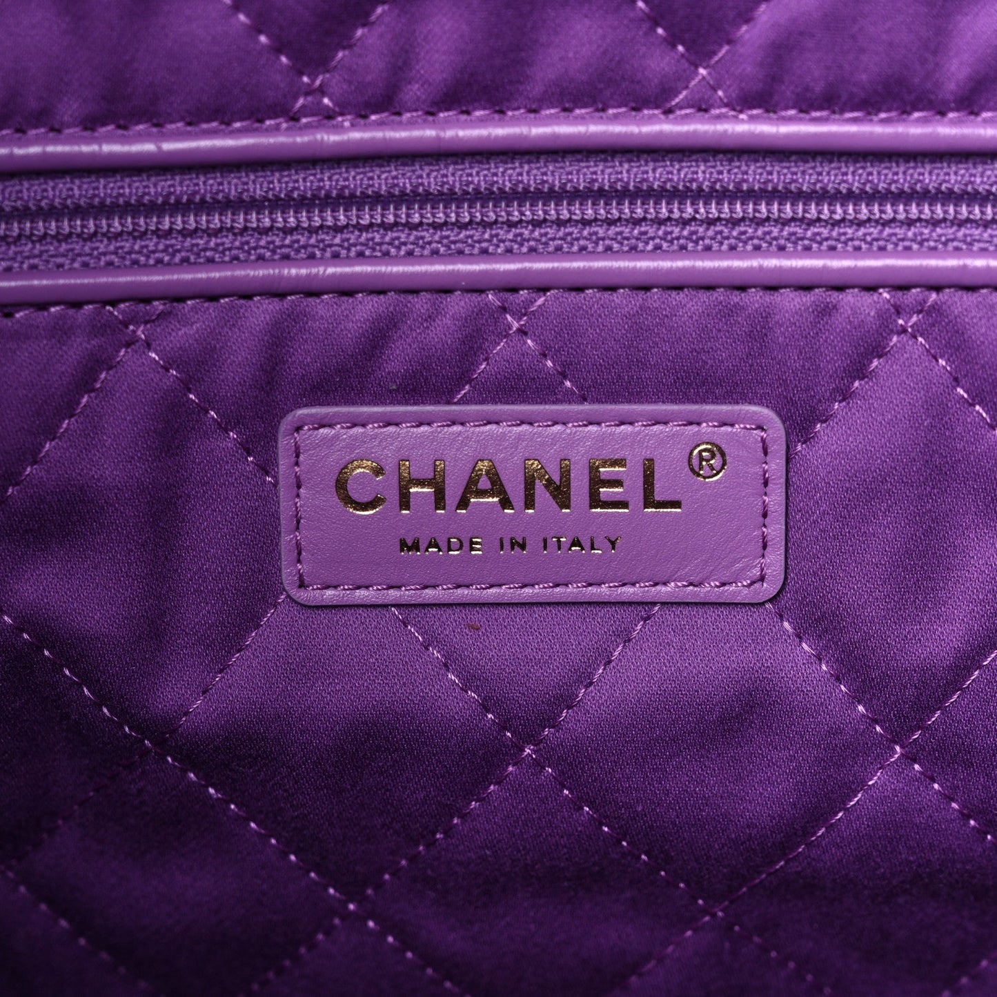 CHANEL SHINY QUILTED CALFSKIN LEATHER CHANEL 22 SHOULDER BAG