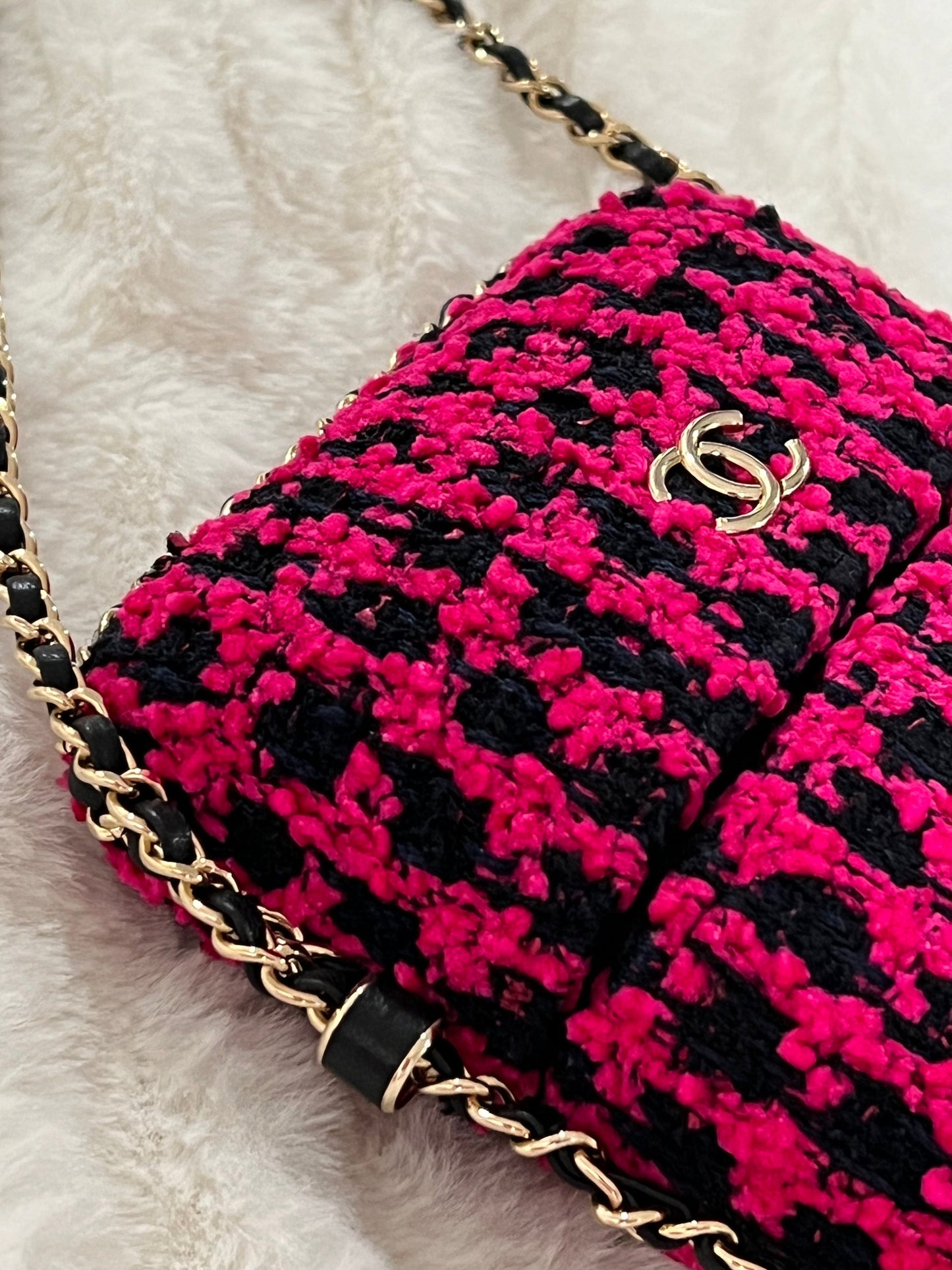 CHANEL CC TWEED PHONE CASE CHAIN BAG