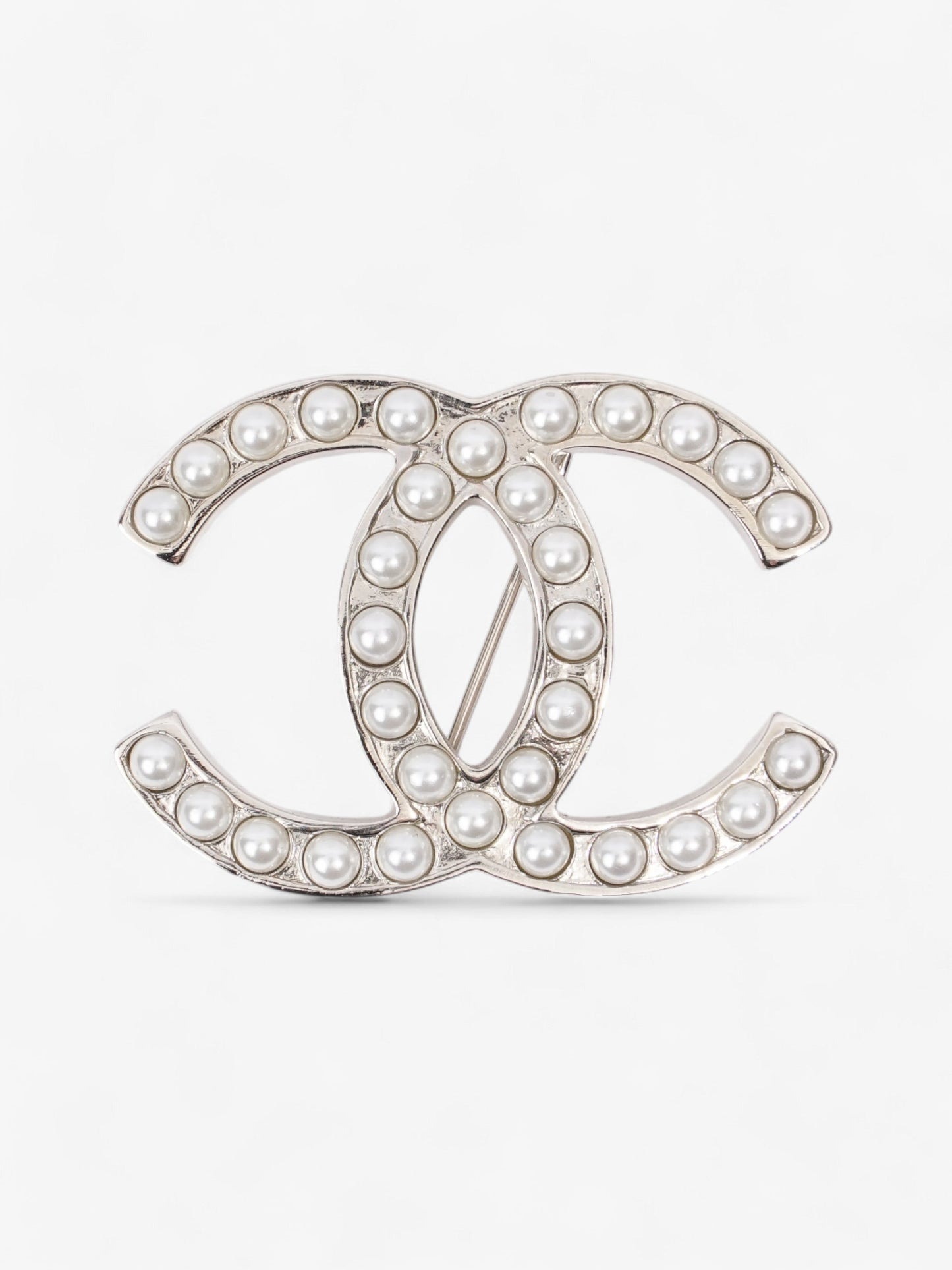 Chanel Interlocking CC Brooch Silver / Pearl Base Metal