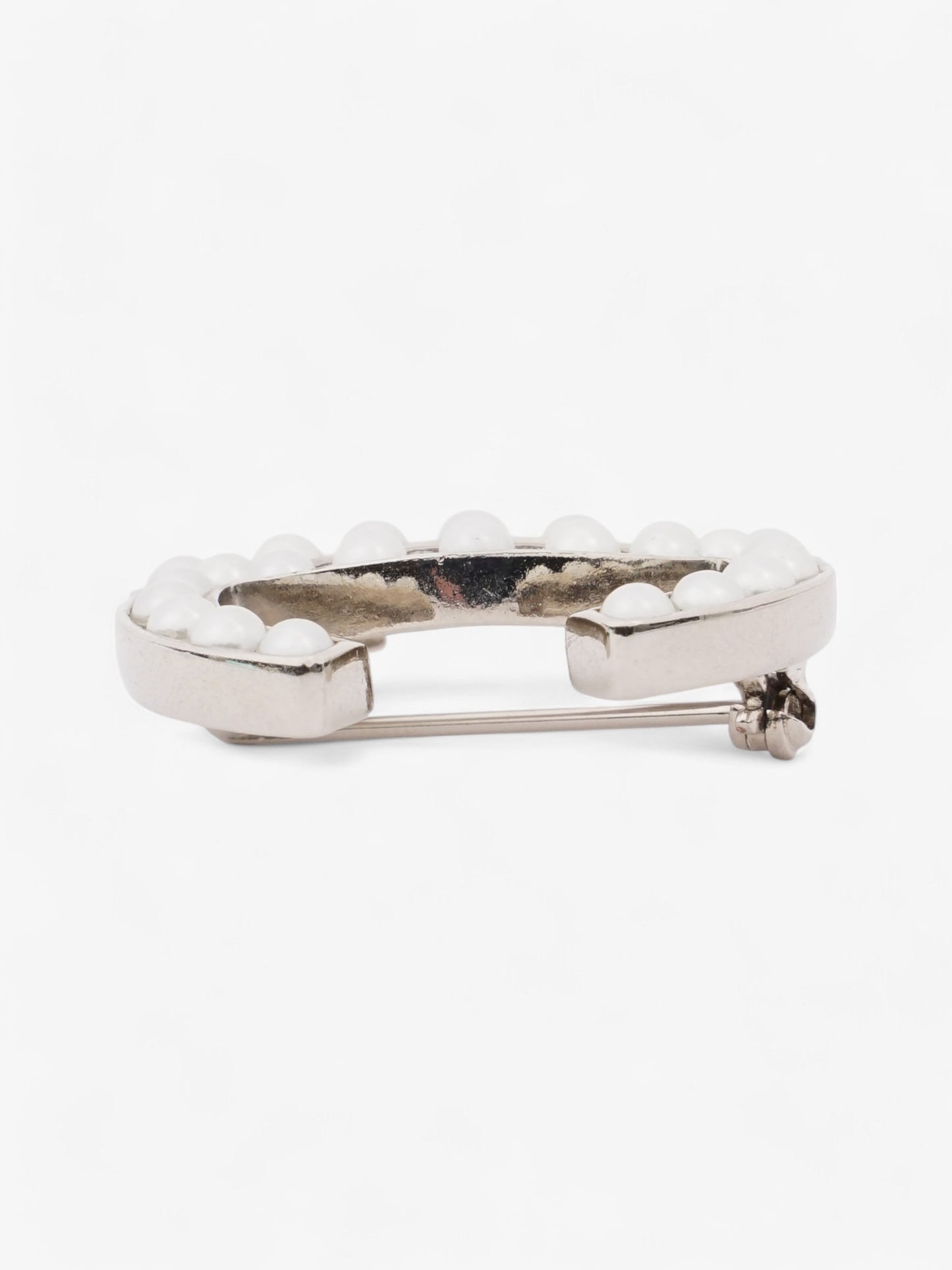 Chanel Interlocking CC Brooch Silver / Pearl Base Metal
