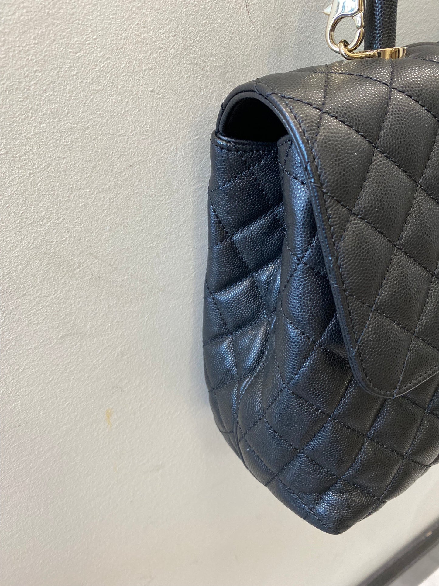 CHANEL CAVIAR QUILTED MEDIUM COCO TOP HANDLE FLAP BAG-HS
