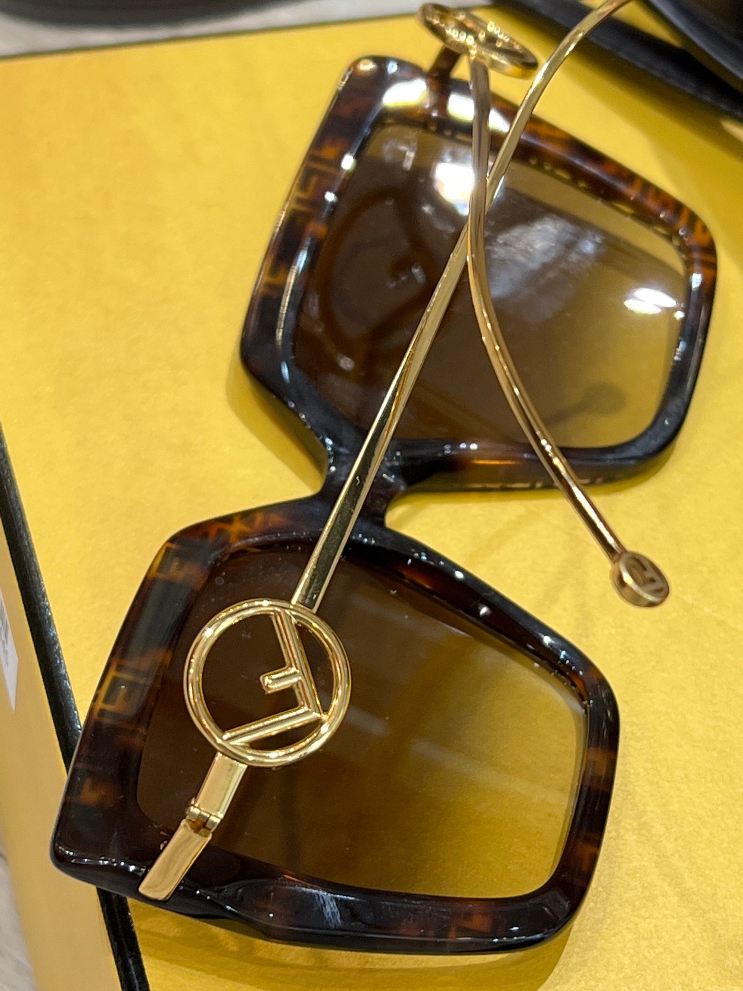 FENDI FF OVERSIZED SUNGLASSES